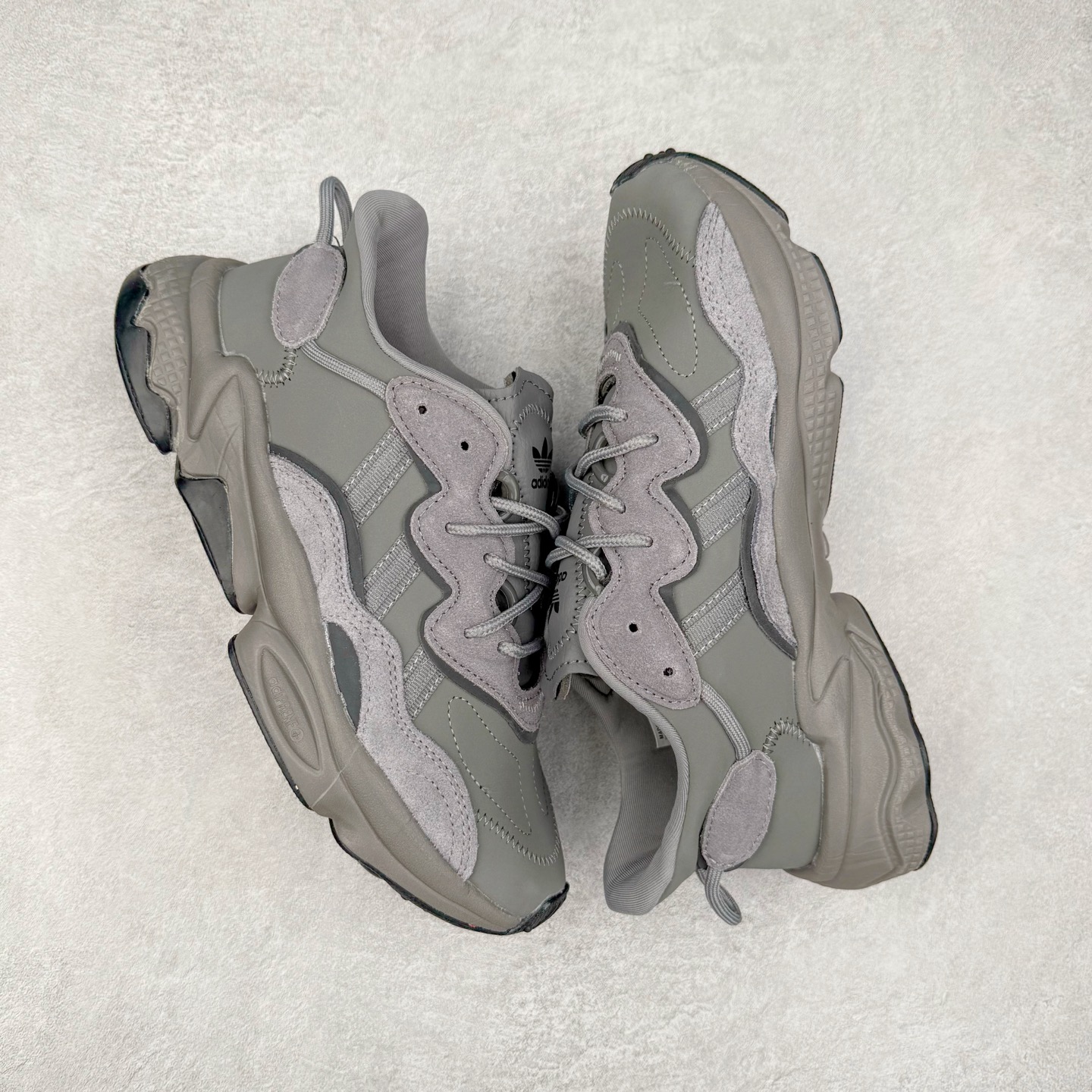 图片[3]-AD Originals OZWEEGO 简版椰子3M反光皮面水管复古老爹鞋 鞋面透气织物与出众皮革相互拼接 营造丰富层次 中底 adiPRENE+ 则提供穿着过程中的优良支撑 进一步提升舒适度 特别之处在于后跟半透明导管加持 个性又独特 最后辅以醒目色调营造强烈视觉反差 不凡的吸睛效果让人过目难忘 尺码：36 36.5 37 38 38.5 39 40 40.5 41 42 42.5 43 44 44.5 45-选品中心