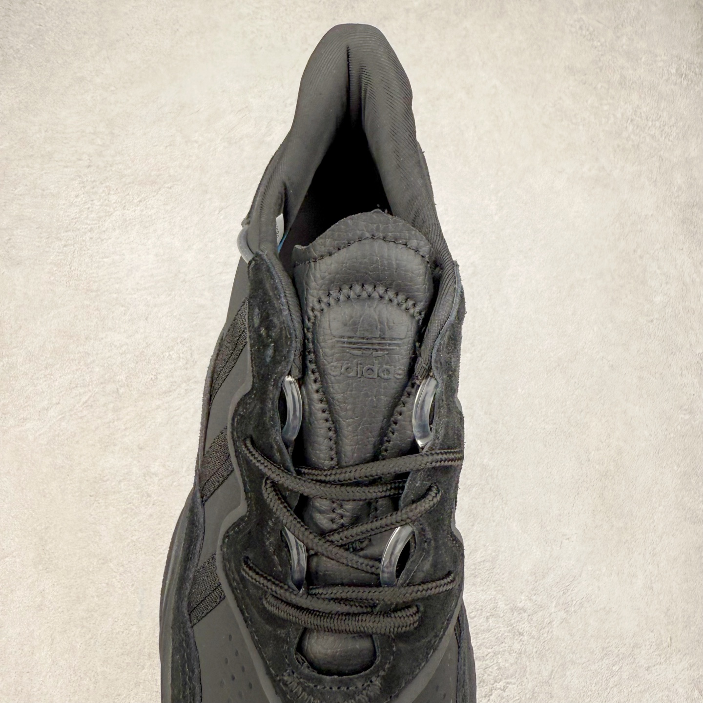 图片[5]-AD Originals OZWEEGO 简版椰子3M反光皮面水管复古老爹鞋 鞋面透气织物与出众皮革相互拼接 营造丰富层次 中底 adiPRENE+ 则提供穿着过程中的优良支撑 进一步提升舒适度 特别之处在于后跟半透明导管加持 个性又独特 最后辅以醒目色调营造强烈视觉反差 不凡的吸睛效果让人过目难忘 尺码：36 36.5 37 38 38.5 39 40 40.5 41 42 42.5 43 44 44.5 45-选品中心