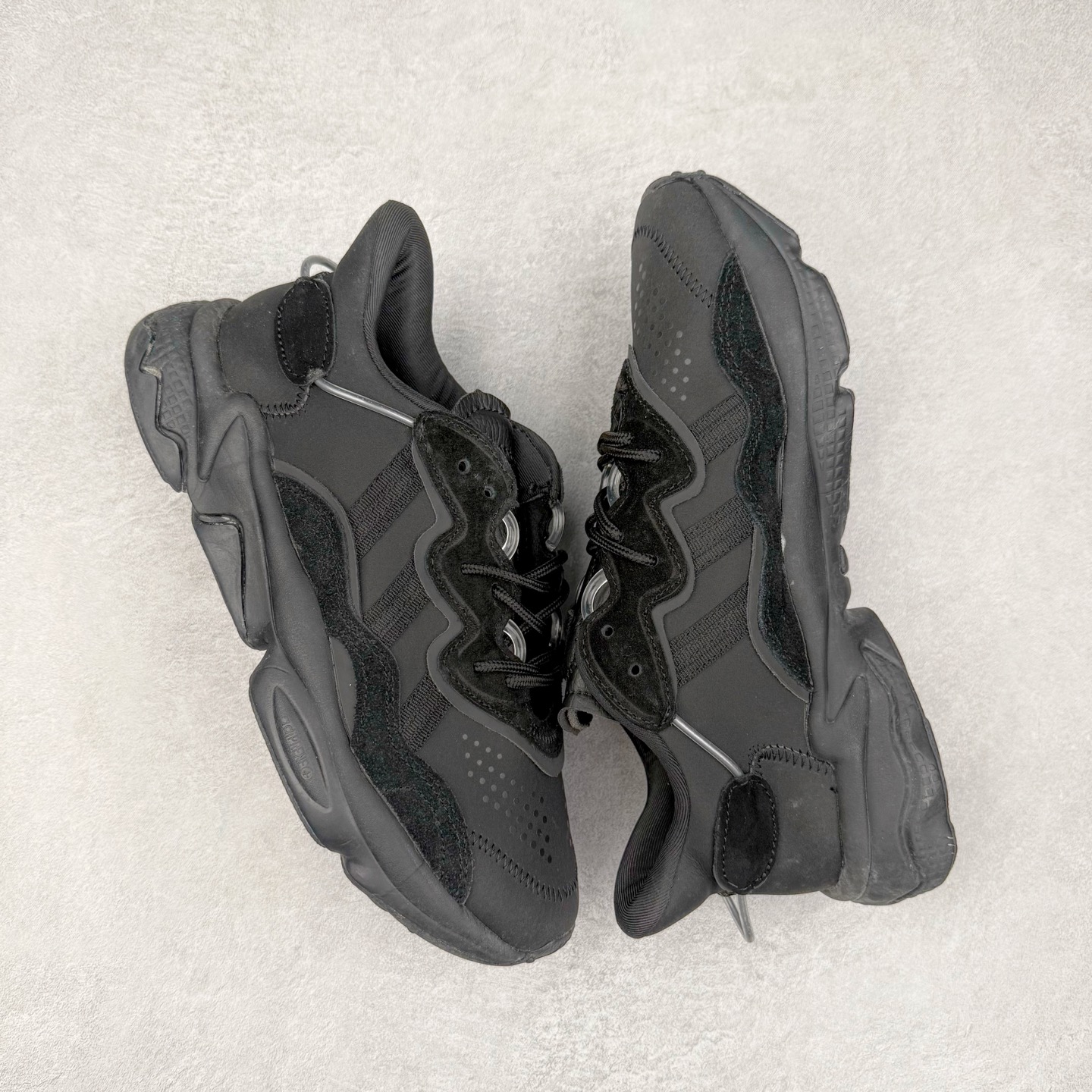 图片[3]-AD Originals OZWEEGO 简版椰子3M反光皮面水管复古老爹鞋 鞋面透气织物与出众皮革相互拼接 营造丰富层次 中底 adiPRENE+ 则提供穿着过程中的优良支撑 进一步提升舒适度 特别之处在于后跟半透明导管加持 个性又独特 最后辅以醒目色调营造强烈视觉反差 不凡的吸睛效果让人过目难忘 尺码：36 36.5 37 38 38.5 39 40 40.5 41 42 42.5 43 44 44.5 45-选品中心