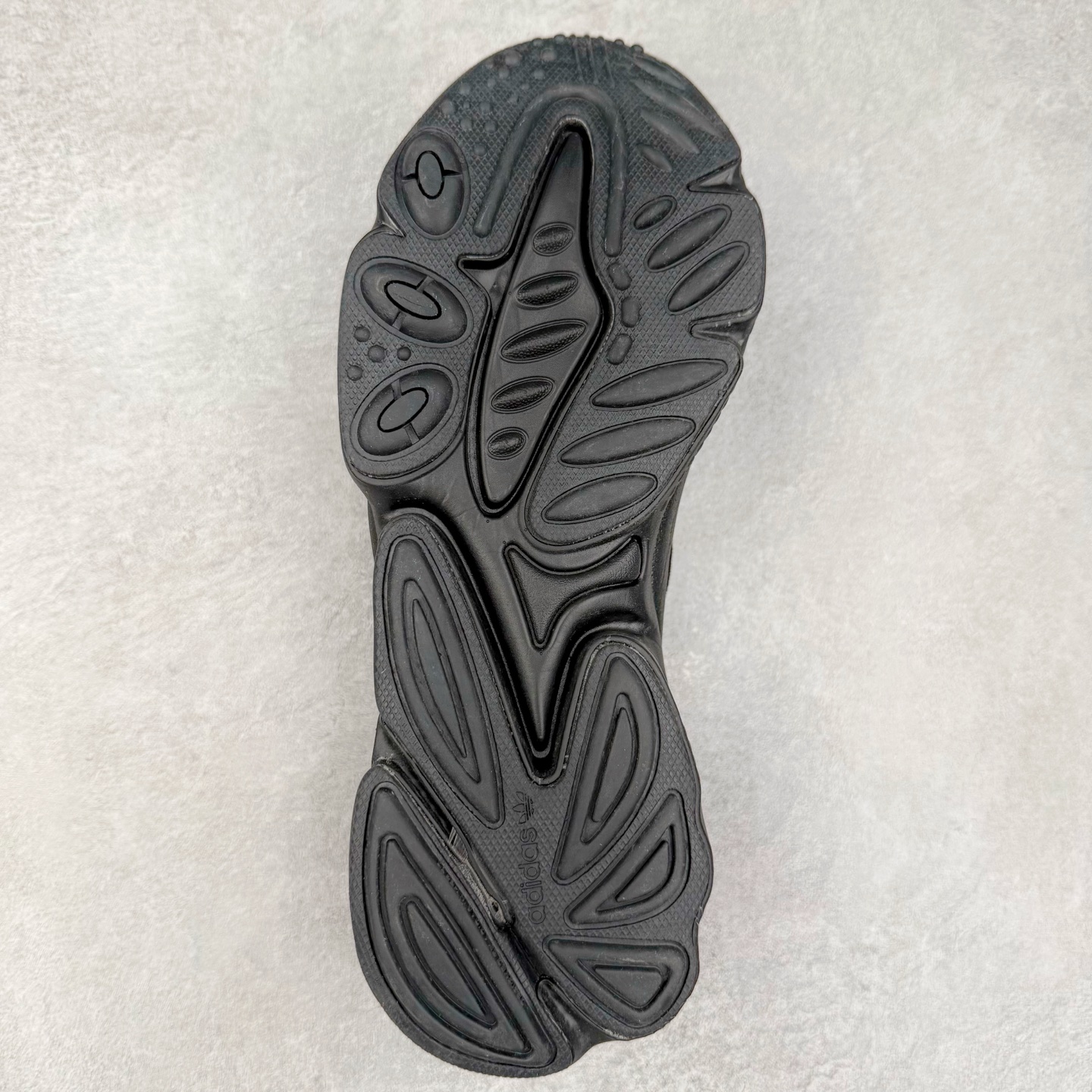 图片[9]-AD Originals OZWEEGO 简版椰子3M反光皮面水管复古老爹鞋 鞋面透气织物与出众皮革相互拼接 营造丰富层次 中底 adiPRENE+ 则提供穿着过程中的优良支撑 进一步提升舒适度 特别之处在于后跟半透明导管加持 个性又独特 最后辅以醒目色调营造强烈视觉反差 不凡的吸睛效果让人过目难忘 尺码：36 36.5 37 38 38.5 39 40 40.5 41 42 42.5 43 44 44.5 45-选品中心