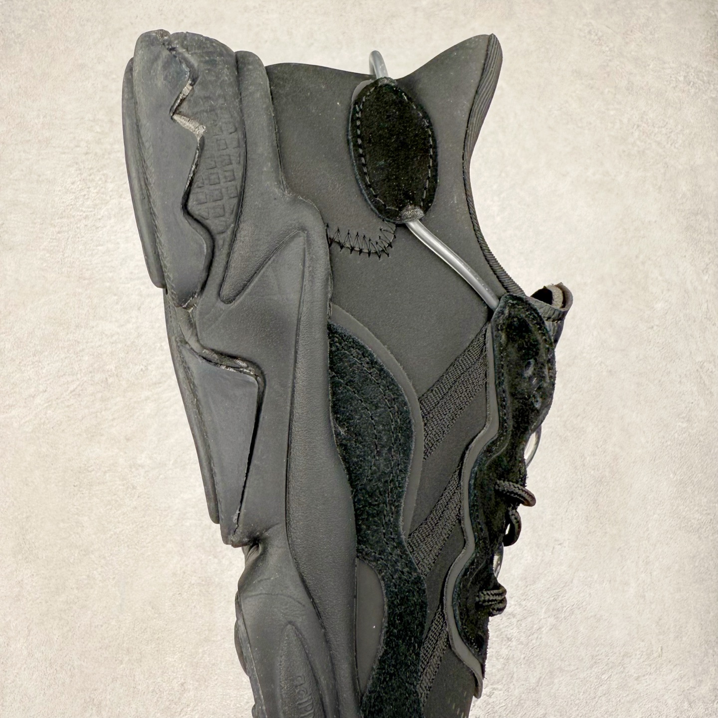 图片[6]-AD Originals OZWEEGO 简版椰子3M反光皮面水管复古老爹鞋 鞋面透气织物与出众皮革相互拼接 营造丰富层次 中底 adiPRENE+ 则提供穿着过程中的优良支撑 进一步提升舒适度 特别之处在于后跟半透明导管加持 个性又独特 最后辅以醒目色调营造强烈视觉反差 不凡的吸睛效果让人过目难忘 尺码：36 36.5 37 38 38.5 39 40 40.5 41 42 42.5 43 44 44.5 45-选品中心