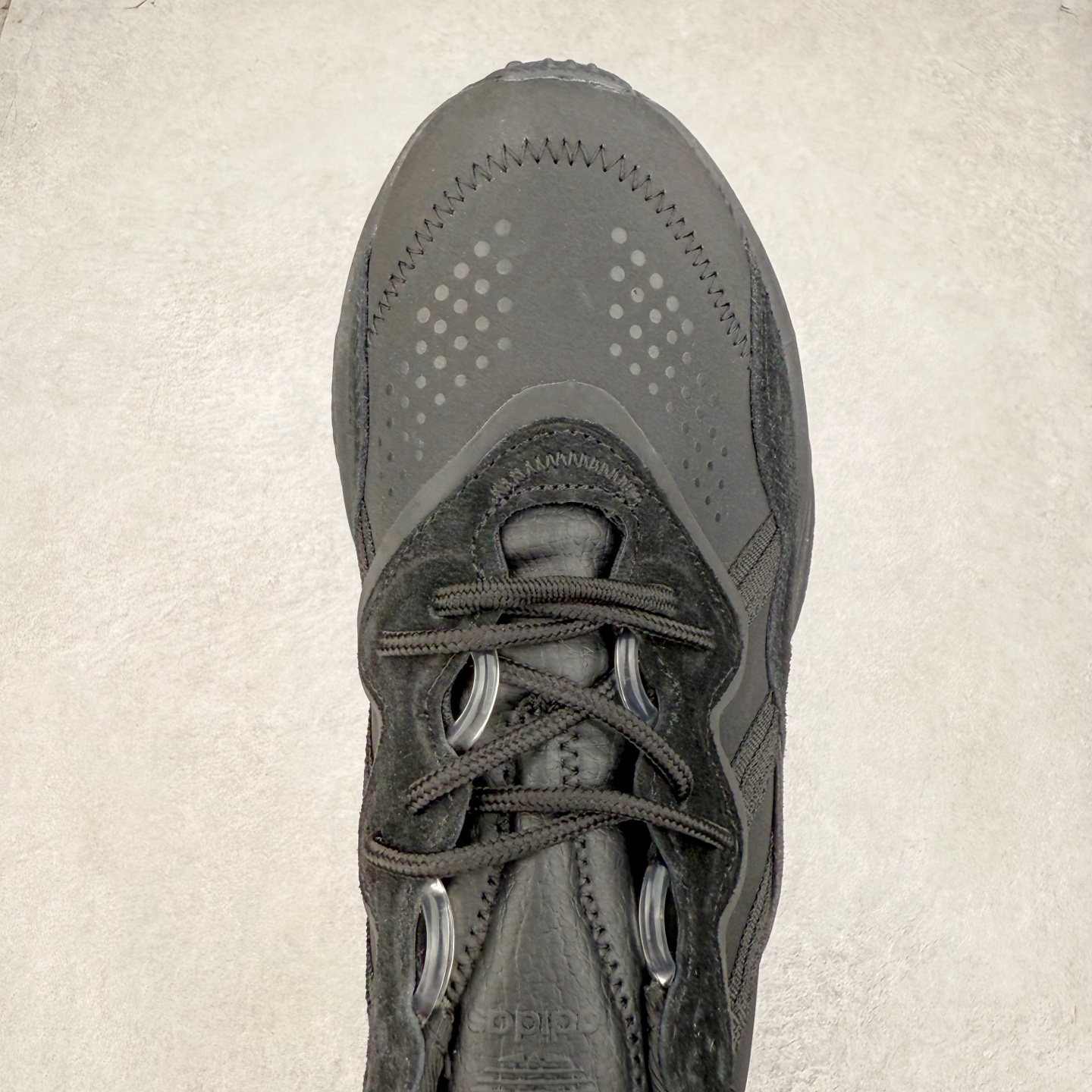 图片[4]-AD Originals OZWEEGO 简版椰子3M反光皮面水管复古老爹鞋 鞋面透气织物与出众皮革相互拼接 营造丰富层次 中底 adiPRENE+ 则提供穿着过程中的优良支撑 进一步提升舒适度 特别之处在于后跟半透明导管加持 个性又独特 最后辅以醒目色调营造强烈视觉反差 不凡的吸睛效果让人过目难忘 尺码：36 36.5 37 38 38.5 39 40 40.5 41 42 42.5 43 44 44.5 45-选品中心