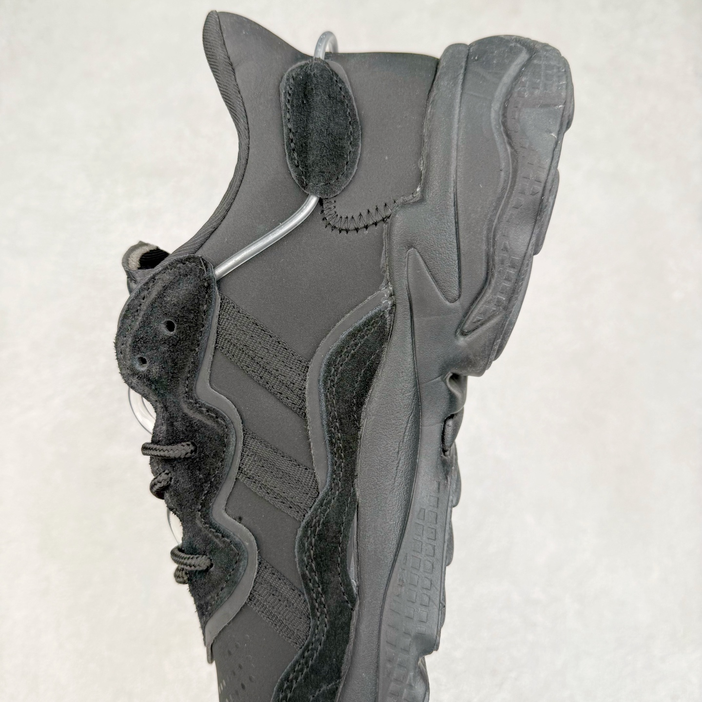 图片[7]-AD Originals OZWEEGO 简版椰子3M反光皮面水管复古老爹鞋 鞋面透气织物与出众皮革相互拼接 营造丰富层次 中底 adiPRENE+ 则提供穿着过程中的优良支撑 进一步提升舒适度 特别之处在于后跟半透明导管加持 个性又独特 最后辅以醒目色调营造强烈视觉反差 不凡的吸睛效果让人过目难忘 尺码：36 36.5 37 38 38.5 39 40 40.5 41 42 42.5 43 44 44.5 45-选品中心