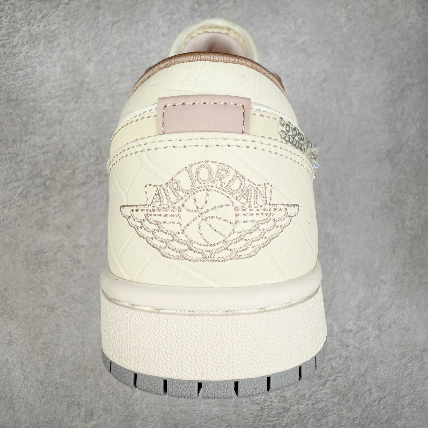 图片[8]-＃K版 Air Jordan AJ1 Low 低帮 雾霾珍珠米白蓝 IH7323-100 全新流水线出品 DT版本唯一平替选择 市场第二梯队最强版 全部原鞋开发 原楦原纸板开发 全鞋电脑针车 原厂内置全掌气垫 原盒内在原标 唯一Zp原版鞋带绑法 免检产品 全新2022版型 全头层皮料 完美零毛边处理 原厂配置全掌气垫 价格定位良心 几十个配色陆续出货 实拍调校N版已经零色差零失真 百分百还原实物色彩所见即所得 不存在货不对板色差等低级问题 选购参考实物拍摄 不混卖不参货 只用心做好货严格选品 承诺混一赔十 尺码：36 36.5 37.5 38 38.5 39 40 40.5 41 42 42.5 43 44 44.5 45-选品中心