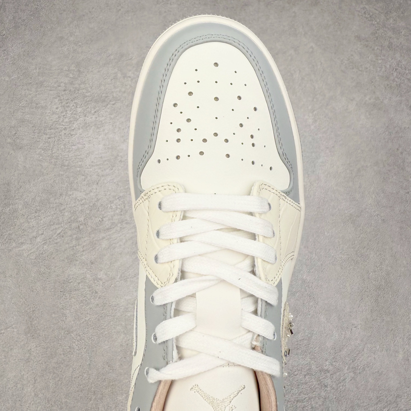 图片[4]-＃K版 Air Jordan AJ1 Low 低帮 雾霾珍珠米白蓝 IH7323-100 全新流水线出品 DT版本唯一平替选择 市场第二梯队最强版 全部原鞋开发 原楦原纸板开发 全鞋电脑针车 原厂内置全掌气垫 原盒内在原标 唯一Zp原版鞋带绑法 免检产品 全新2022版型 全头层皮料 完美零毛边处理 原厂配置全掌气垫 价格定位良心 几十个配色陆续出货 实拍调校N版已经零色差零失真 百分百还原实物色彩所见即所得 不存在货不对板色差等低级问题 选购参考实物拍摄 不混卖不参货 只用心做好货严格选品 承诺混一赔十 尺码：36 36.5 37.5 38 38.5 39 40 40.5 41 42 42.5 43 44 44.5 45-选品中心