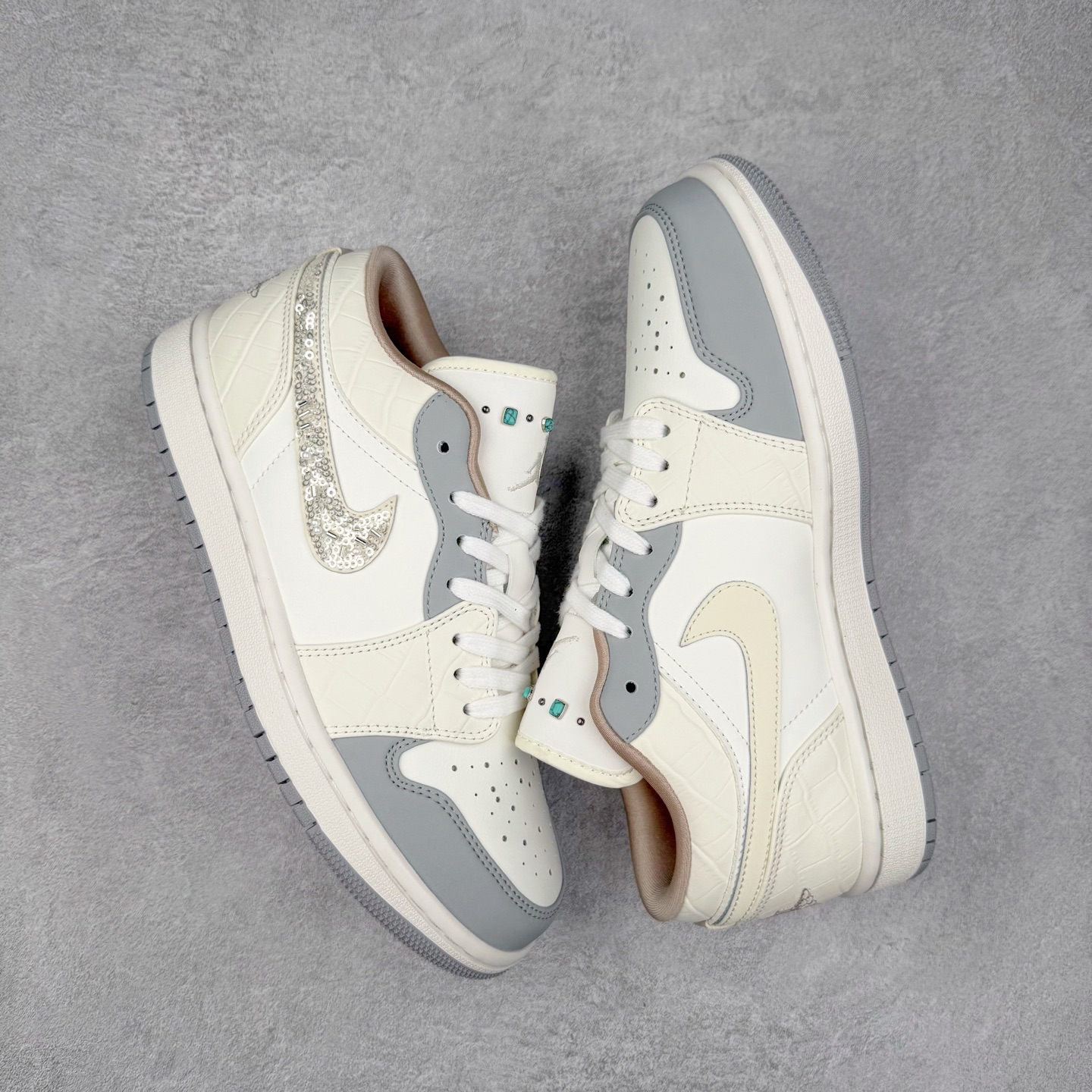 图片[3]-＃K版 Air Jordan AJ1 Low 低帮 雾霾珍珠米白蓝 IH7323-100 全新流水线出品 DT版本唯一平替选择 市场第二梯队最强版 全部原鞋开发 原楦原纸板开发 全鞋电脑针车 原厂内置全掌气垫 原盒内在原标 唯一Zp原版鞋带绑法 免检产品 全新2022版型 全头层皮料 完美零毛边处理 原厂配置全掌气垫 价格定位良心 几十个配色陆续出货 实拍调校N版已经零色差零失真 百分百还原实物色彩所见即所得 不存在货不对板色差等低级问题 选购参考实物拍摄 不混卖不参货 只用心做好货严格选品 承诺混一赔十 尺码：36 36.5 37.5 38 38.5 39 40 40.5 41 42 42.5 43 44 44.5 45-选品中心