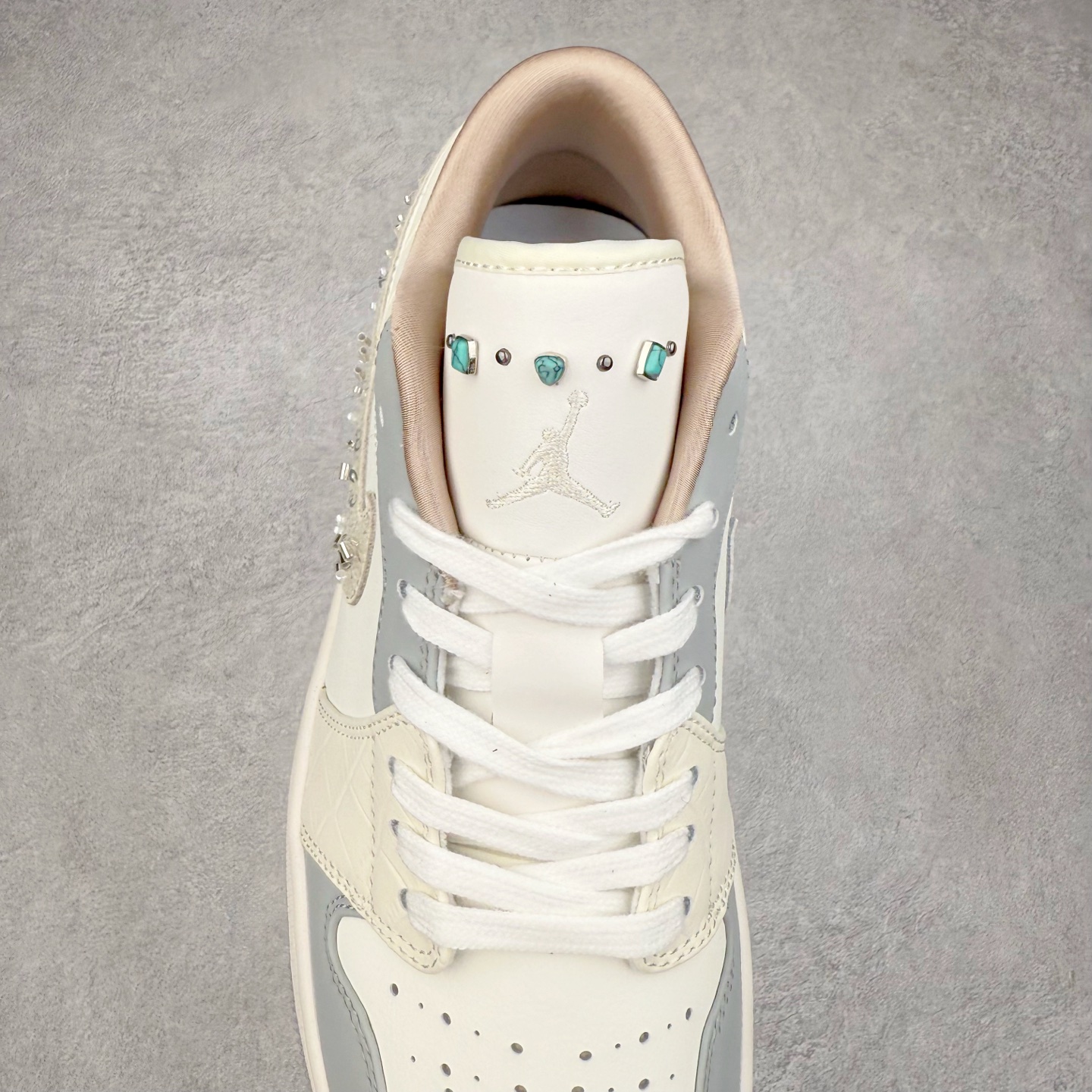 图片[5]-＃K版 Air Jordan AJ1 Low 低帮 雾霾珍珠米白蓝 IH7323-100 全新流水线出品 DT版本唯一平替选择 市场第二梯队最强版 全部原鞋开发 原楦原纸板开发 全鞋电脑针车 原厂内置全掌气垫 原盒内在原标 唯一Zp原版鞋带绑法 免检产品 全新2022版型 全头层皮料 完美零毛边处理 原厂配置全掌气垫 价格定位良心 几十个配色陆续出货 实拍调校N版已经零色差零失真 百分百还原实物色彩所见即所得 不存在货不对板色差等低级问题 选购参考实物拍摄 不混卖不参货 只用心做好货严格选品 承诺混一赔十 尺码：36 36.5 37.5 38 38.5 39 40 40.5 41 42 42.5 43 44 44.5 45-选品中心