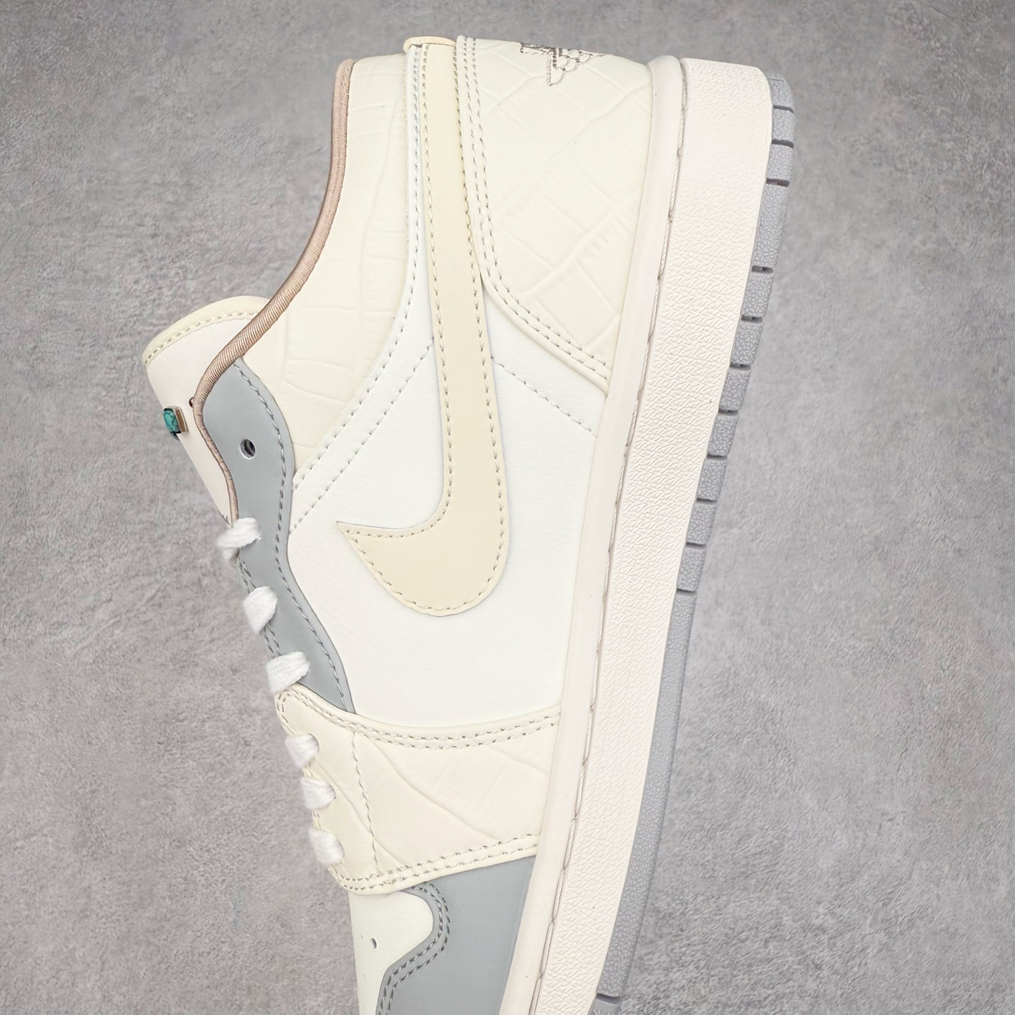 图片[7]-＃K版 Air Jordan AJ1 Low 低帮 雾霾珍珠米白蓝 IH7323-100 全新流水线出品 DT版本唯一平替选择 市场第二梯队最强版 全部原鞋开发 原楦原纸板开发 全鞋电脑针车 原厂内置全掌气垫 原盒内在原标 唯一Zp原版鞋带绑法 免检产品 全新2022版型 全头层皮料 完美零毛边处理 原厂配置全掌气垫 价格定位良心 几十个配色陆续出货 实拍调校N版已经零色差零失真 百分百还原实物色彩所见即所得 不存在货不对板色差等低级问题 选购参考实物拍摄 不混卖不参货 只用心做好货严格选品 承诺混一赔十 尺码：36 36.5 37.5 38 38.5 39 40 40.5 41 42 42.5 43 44 44.5 45-选品中心