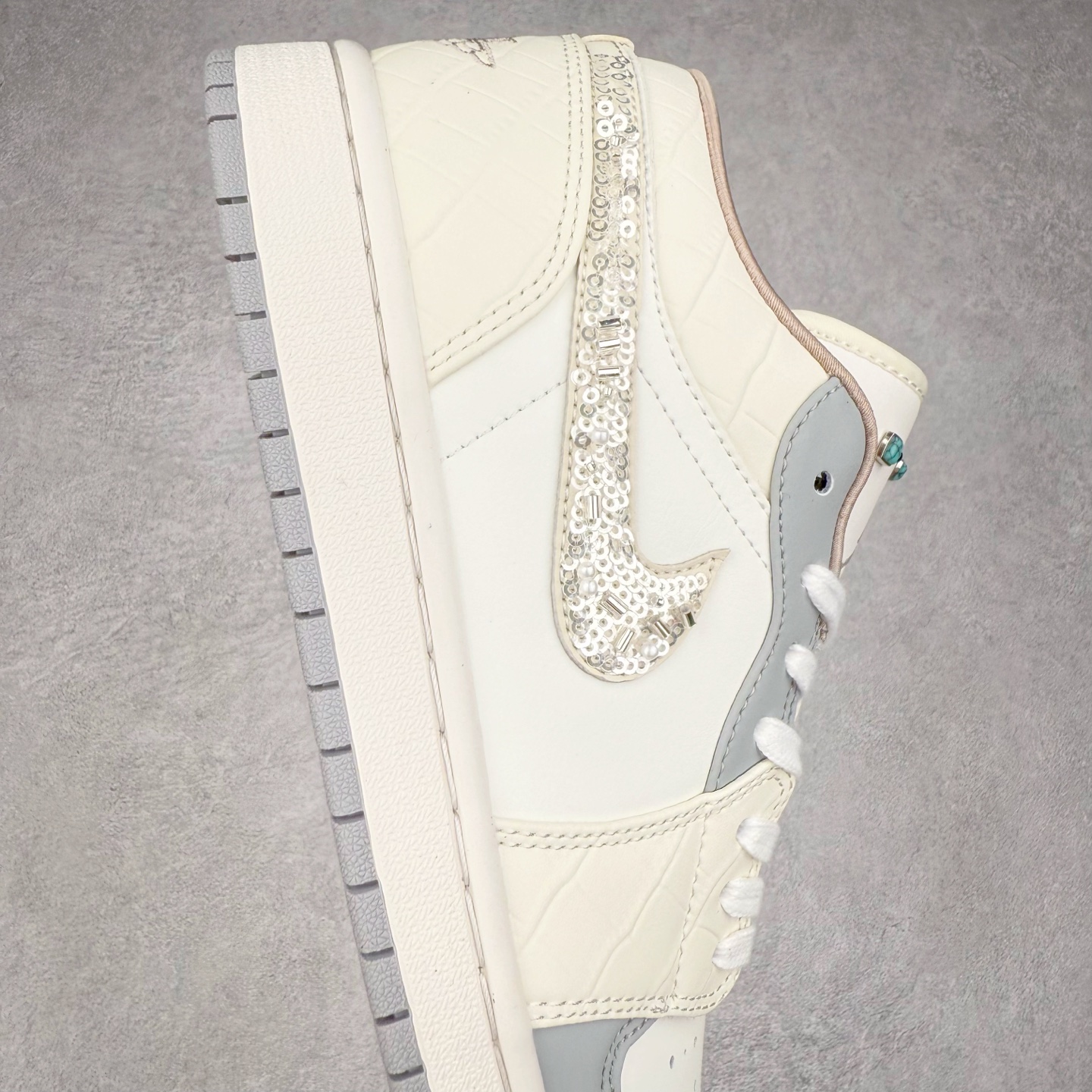 图片[6]-＃K版 Air Jordan AJ1 Low 低帮 雾霾珍珠米白蓝 IH7323-100 全新流水线出品 DT版本唯一平替选择 市场第二梯队最强版 全部原鞋开发 原楦原纸板开发 全鞋电脑针车 原厂内置全掌气垫 原盒内在原标 唯一Zp原版鞋带绑法 免检产品 全新2022版型 全头层皮料 完美零毛边处理 原厂配置全掌气垫 价格定位良心 几十个配色陆续出货 实拍调校N版已经零色差零失真 百分百还原实物色彩所见即所得 不存在货不对板色差等低级问题 选购参考实物拍摄 不混卖不参货 只用心做好货严格选品 承诺混一赔十 尺码：36 36.5 37.5 38 38.5 39 40 40.5 41 42 42.5 43 44 44.5 45-选品中心