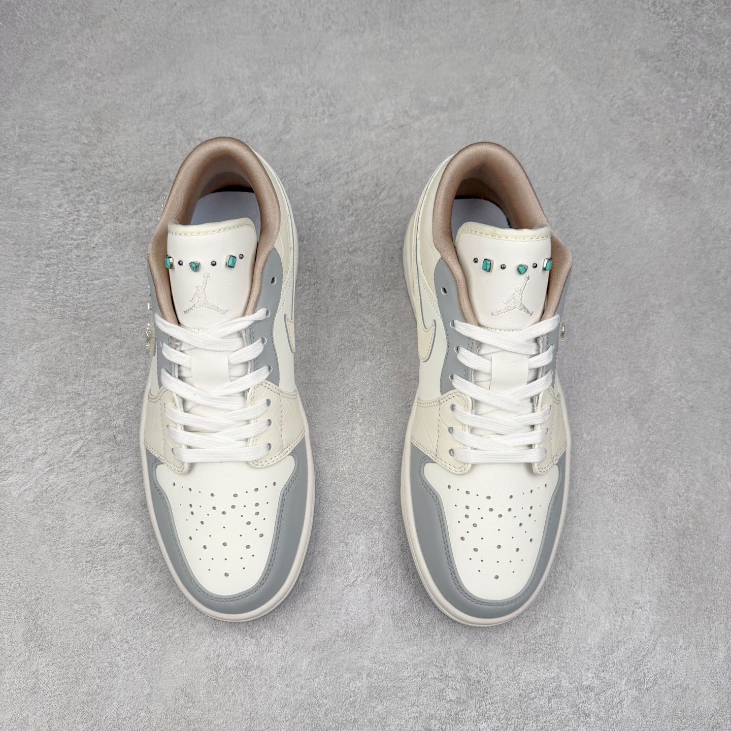 图片[2]-＃K版 Air Jordan AJ1 Low 低帮 雾霾珍珠米白蓝 IH7323-100 全新流水线出品 DT版本唯一平替选择 市场第二梯队最强版 全部原鞋开发 原楦原纸板开发 全鞋电脑针车 原厂内置全掌气垫 原盒内在原标 唯一Zp原版鞋带绑法 免检产品 全新2022版型 全头层皮料 完美零毛边处理 原厂配置全掌气垫 价格定位良心 几十个配色陆续出货 实拍调校N版已经零色差零失真 百分百还原实物色彩所见即所得 不存在货不对板色差等低级问题 选购参考实物拍摄 不混卖不参货 只用心做好货严格选品 承诺混一赔十 尺码：36 36.5 37.5 38 38.5 39 40 40.5 41 42 42.5 43 44 44.5 45-选品中心