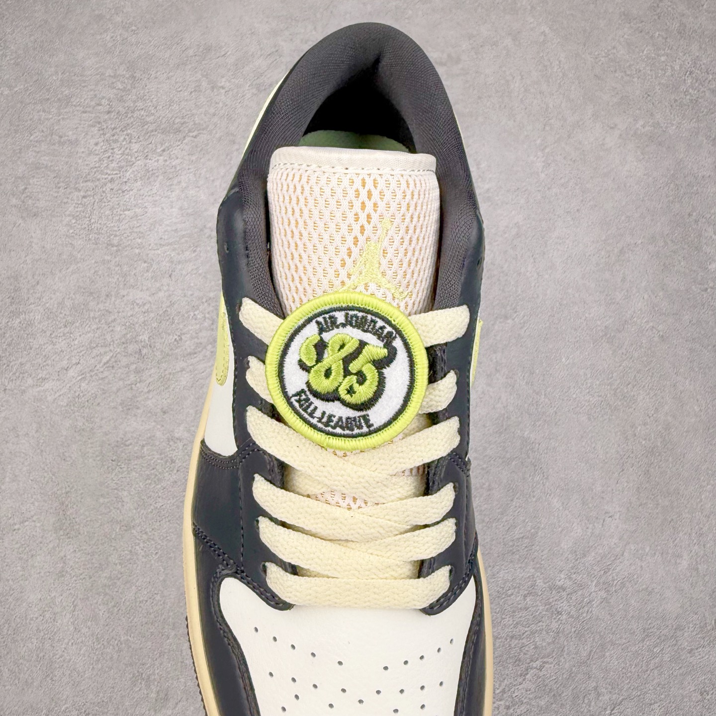 图片[5]-＃K版 Air Jordan AJ1 Low 低帮 黑白绿 HQ3009-003 全新流水线出品 DT版本唯一平替选择 市场第二梯队最强版 全部原鞋开发 原楦原纸板开发 全鞋电脑针车 原厂内置全掌气垫 原盒内在原标 唯一Zp原版鞋带绑法 免检产品 全新2022版型 全头层皮料 完美零毛边处理 原厂配置全掌气垫 价格定位良心 几十个配色陆续出货 实拍调校N版已经零色差零失真 百分百还原实物色彩所见即所得 不存在货不对板色差等低级问题 选购参考实物拍摄 不混卖不参货 只用心做好货严格选品 承诺混一赔十 尺码：36 36.5 37.5 38 38.5 39 40 40.5 41 42 42.5 43 44 44.5 45-选品中心