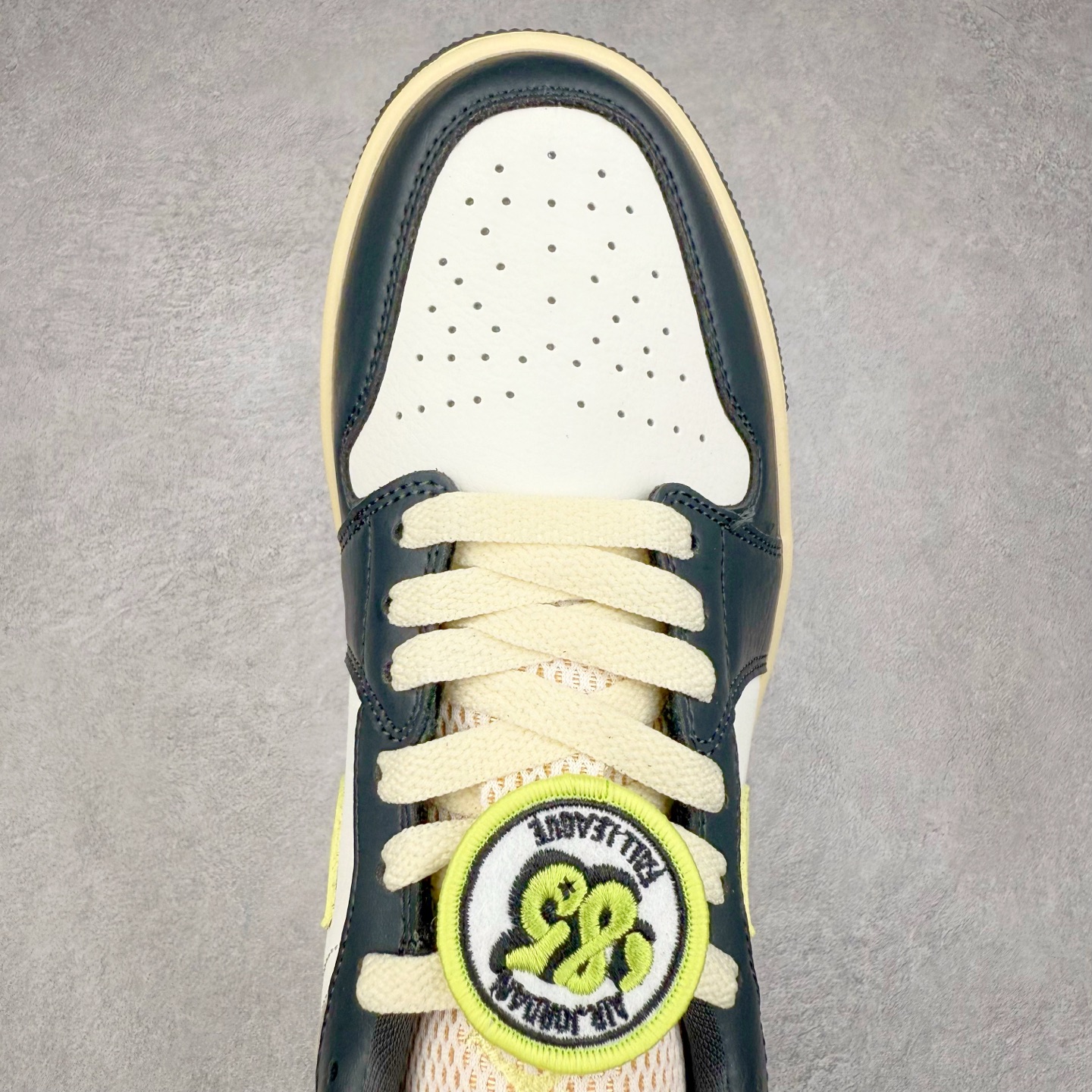 图片[4]-＃K版 Air Jordan AJ1 Low 低帮 黑白绿 HQ3009-003 全新流水线出品 DT版本唯一平替选择 市场第二梯队最强版 全部原鞋开发 原楦原纸板开发 全鞋电脑针车 原厂内置全掌气垫 原盒内在原标 唯一Zp原版鞋带绑法 免检产品 全新2022版型 全头层皮料 完美零毛边处理 原厂配置全掌气垫 价格定位良心 几十个配色陆续出货 实拍调校N版已经零色差零失真 百分百还原实物色彩所见即所得 不存在货不对板色差等低级问题 选购参考实物拍摄 不混卖不参货 只用心做好货严格选品 承诺混一赔十 尺码：36 36.5 37.5 38 38.5 39 40 40.5 41 42 42.5 43 44 44.5 45-选品中心