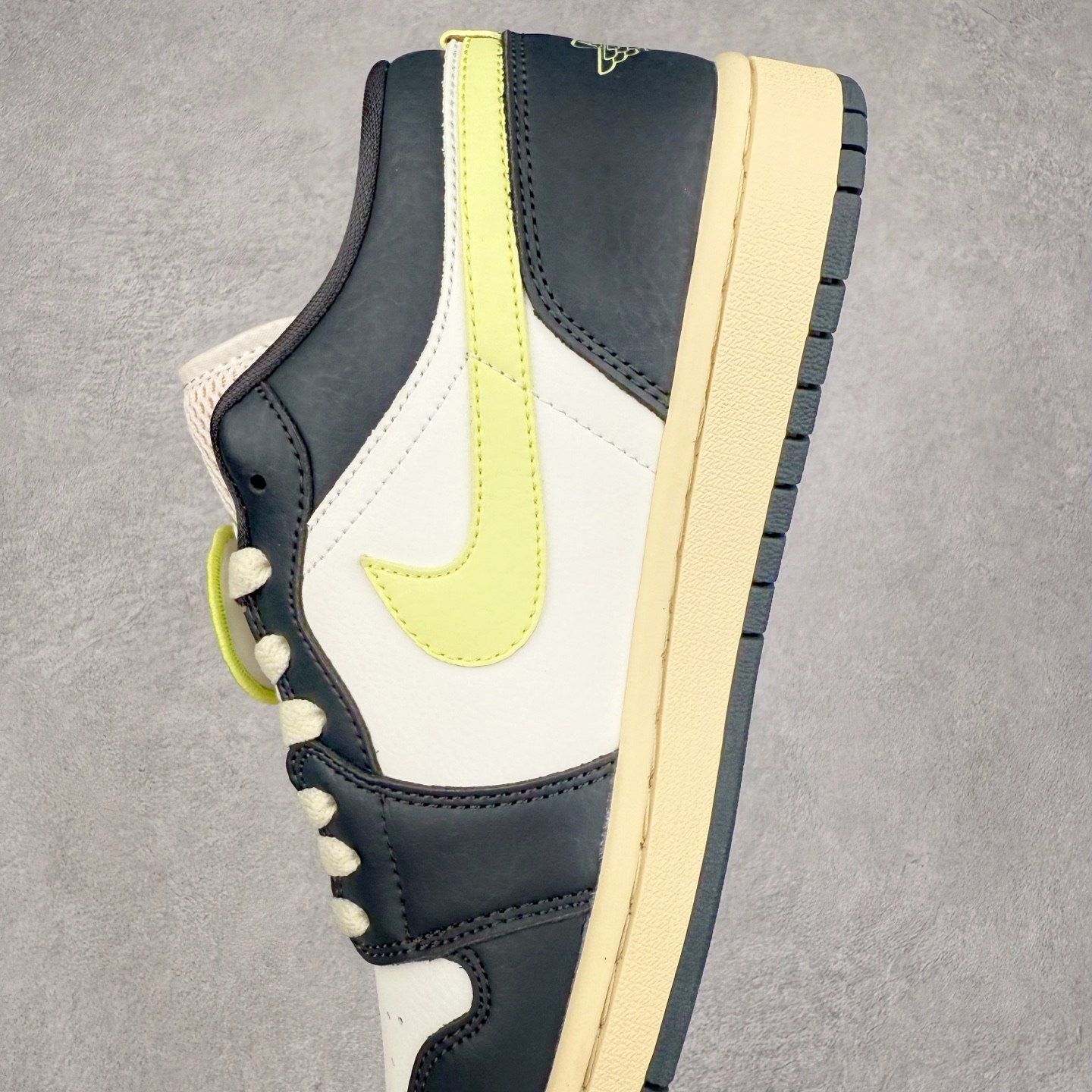 图片[7]-＃K版 Air Jordan AJ1 Low 低帮 黑白绿 HQ3009-003 全新流水线出品 DT版本唯一平替选择 市场第二梯队最强版 全部原鞋开发 原楦原纸板开发 全鞋电脑针车 原厂内置全掌气垫 原盒内在原标 唯一Zp原版鞋带绑法 免检产品 全新2022版型 全头层皮料 完美零毛边处理 原厂配置全掌气垫 价格定位良心 几十个配色陆续出货 实拍调校N版已经零色差零失真 百分百还原实物色彩所见即所得 不存在货不对板色差等低级问题 选购参考实物拍摄 不混卖不参货 只用心做好货严格选品 承诺混一赔十 尺码：36 36.5 37.5 38 38.5 39 40 40.5 41 42 42.5 43 44 44.5 45-选品中心