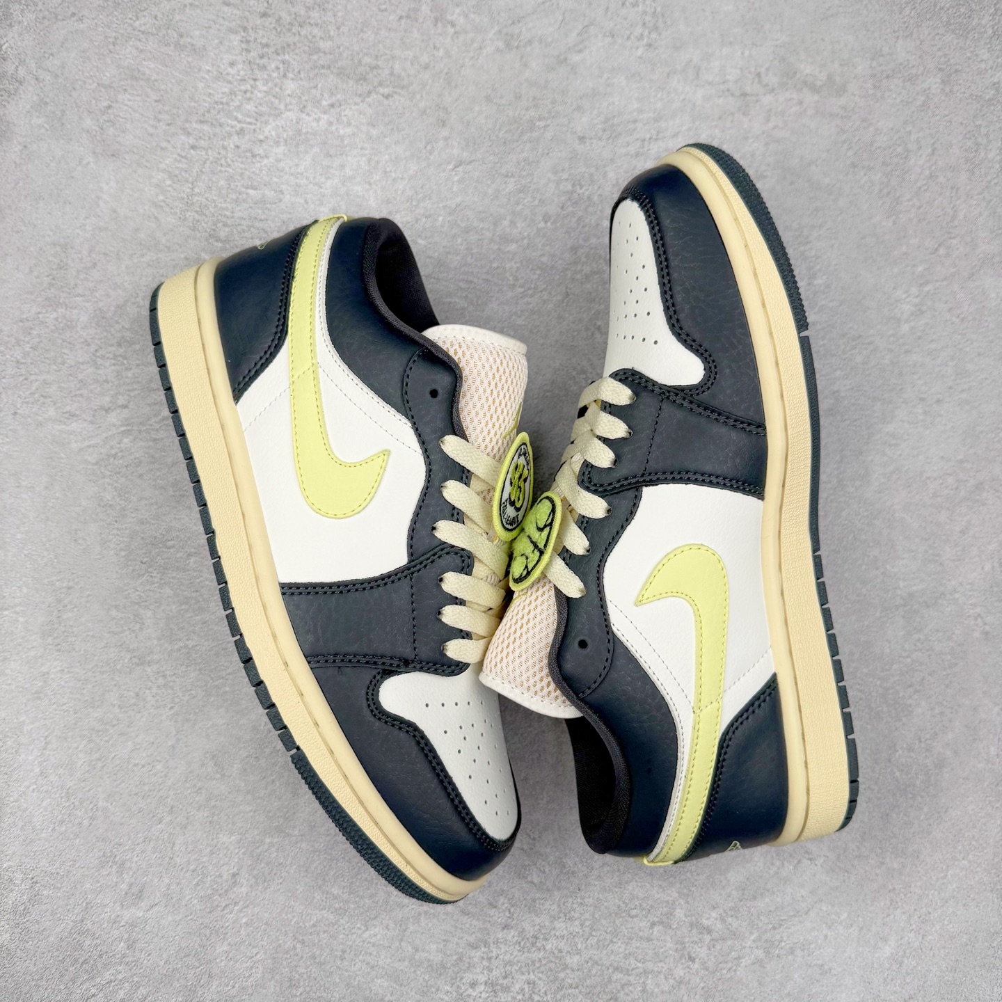 图片[3]-＃K版 Air Jordan AJ1 Low 低帮 黑白绿 HQ3009-003 全新流水线出品 DT版本唯一平替选择 市场第二梯队最强版 全部原鞋开发 原楦原纸板开发 全鞋电脑针车 原厂内置全掌气垫 原盒内在原标 唯一Zp原版鞋带绑法 免检产品 全新2022版型 全头层皮料 完美零毛边处理 原厂配置全掌气垫 价格定位良心 几十个配色陆续出货 实拍调校N版已经零色差零失真 百分百还原实物色彩所见即所得 不存在货不对板色差等低级问题 选购参考实物拍摄 不混卖不参货 只用心做好货严格选品 承诺混一赔十 尺码：36 36.5 37.5 38 38.5 39 40 40.5 41 42 42.5 43 44 44.5 45-选品中心