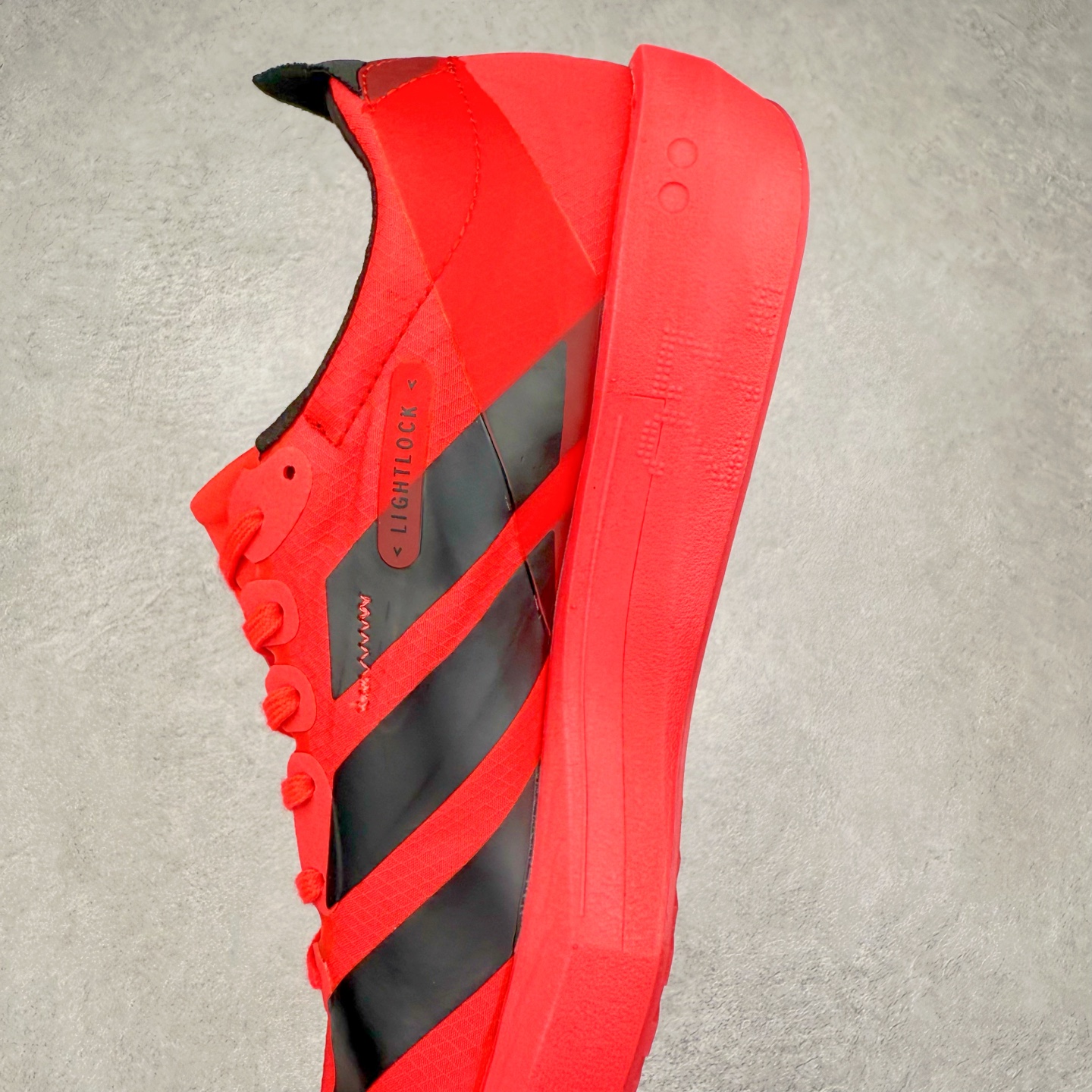 图片[7]-Y-3 Adizero Adios 9 时尚简约舒适潮流 织物耐磨低帮跑步鞋 Y-3，这个由世界顶级设计师山本耀司（YohjiYamamoto）担任创意总监与adidas合作的全新品牌正式于2006春夏进入中国。品牌的Y代表YohjiYamamoto，而3则代表adidas三条线的logo。创意总监山本耀司将其个人品牌的简洁、极具设计感的风格融入Y-3，完美地给我们展现一个高档时尚的运动品牌形象。朴实与冷静是Y-3的基本形象概念。Y-3的时尚本质是运动的，被誉为“黑色魔法师\\\”的山本耀司使传统运动品牌adidas赫然跃上了Fashion的版面，运动装从此也登上大雅之堂。尺码：35.5 36 36.5 37 38 38.5 39 40 40.5 41 42 42.5 43 44 44.5 45-选品中心