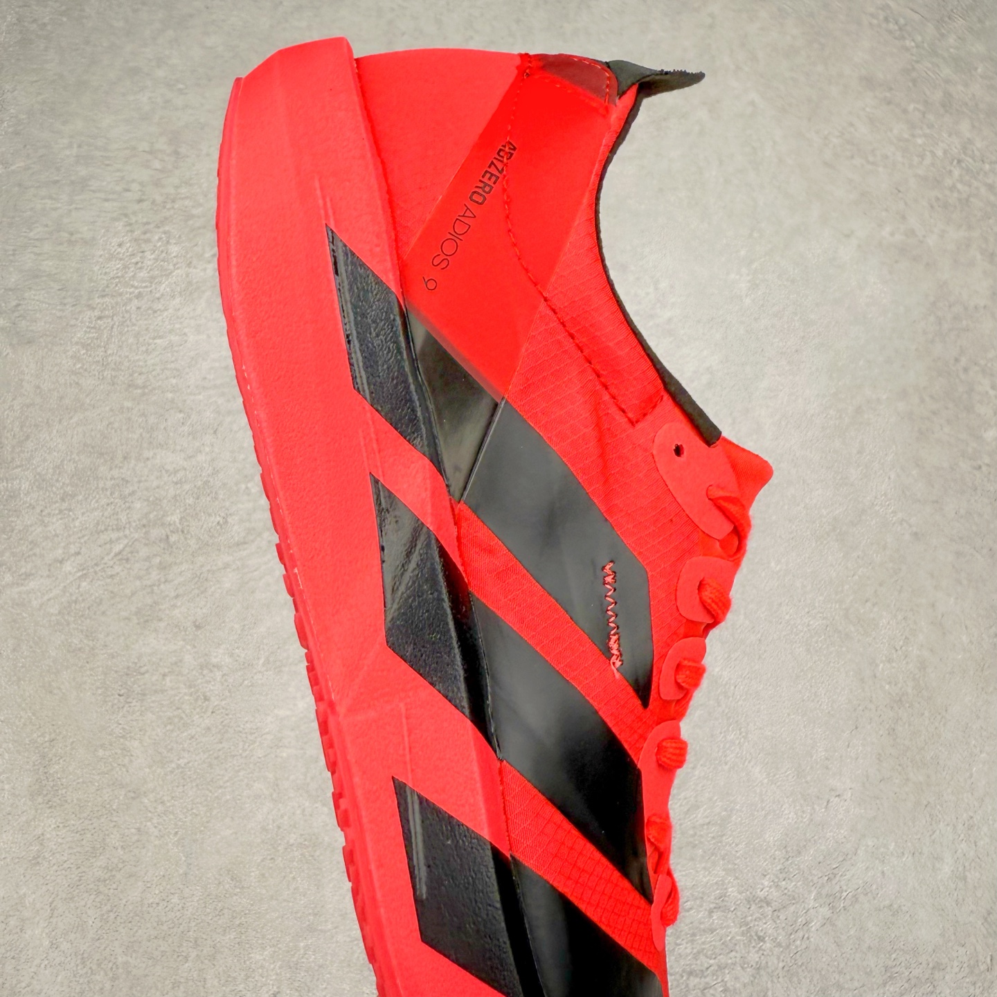 图片[6]-Y-3 Adizero Adios 9 时尚简约舒适潮流 织物耐磨低帮跑步鞋 Y-3，这个由世界顶级设计师山本耀司（YohjiYamamoto）担任创意总监与adidas合作的全新品牌正式于2006春夏进入中国。品牌的Y代表YohjiYamamoto，而3则代表adidas三条线的logo。创意总监山本耀司将其个人品牌的简洁、极具设计感的风格融入Y-3，完美地给我们展现一个高档时尚的运动品牌形象。朴实与冷静是Y-3的基本形象概念。Y-3的时尚本质是运动的，被誉为“黑色魔法师\\\”的山本耀司使传统运动品牌adidas赫然跃上了Fashion的版面，运动装从此也登上大雅之堂。尺码：35.5 36 36.5 37 38 38.5 39 40 40.5 41 42 42.5 43 44 44.5 45-选品中心