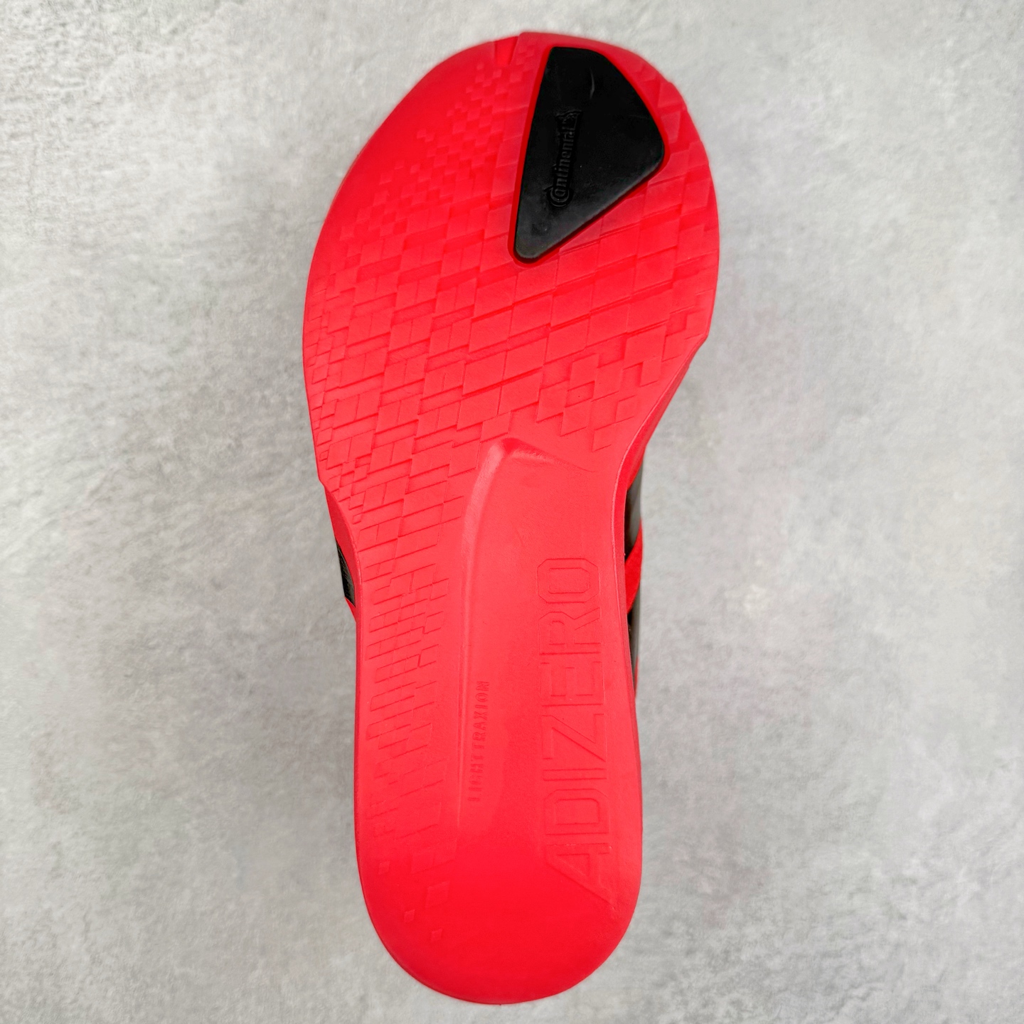 图片[9]-Y-3 Adizero Adios 9 时尚简约舒适潮流 织物耐磨低帮跑步鞋 Y-3，这个由世界顶级设计师山本耀司（YohjiYamamoto）担任创意总监与adidas合作的全新品牌正式于2006春夏进入中国。品牌的Y代表YohjiYamamoto，而3则代表adidas三条线的logo。创意总监山本耀司将其个人品牌的简洁、极具设计感的风格融入Y-3，完美地给我们展现一个高档时尚的运动品牌形象。朴实与冷静是Y-3的基本形象概念。Y-3的时尚本质是运动的，被誉为“黑色魔法师\\\”的山本耀司使传统运动品牌adidas赫然跃上了Fashion的版面，运动装从此也登上大雅之堂。尺码：35.5 36 36.5 37 38 38.5 39 40 40.5 41 42 42.5 43 44 44.5 45-选品中心