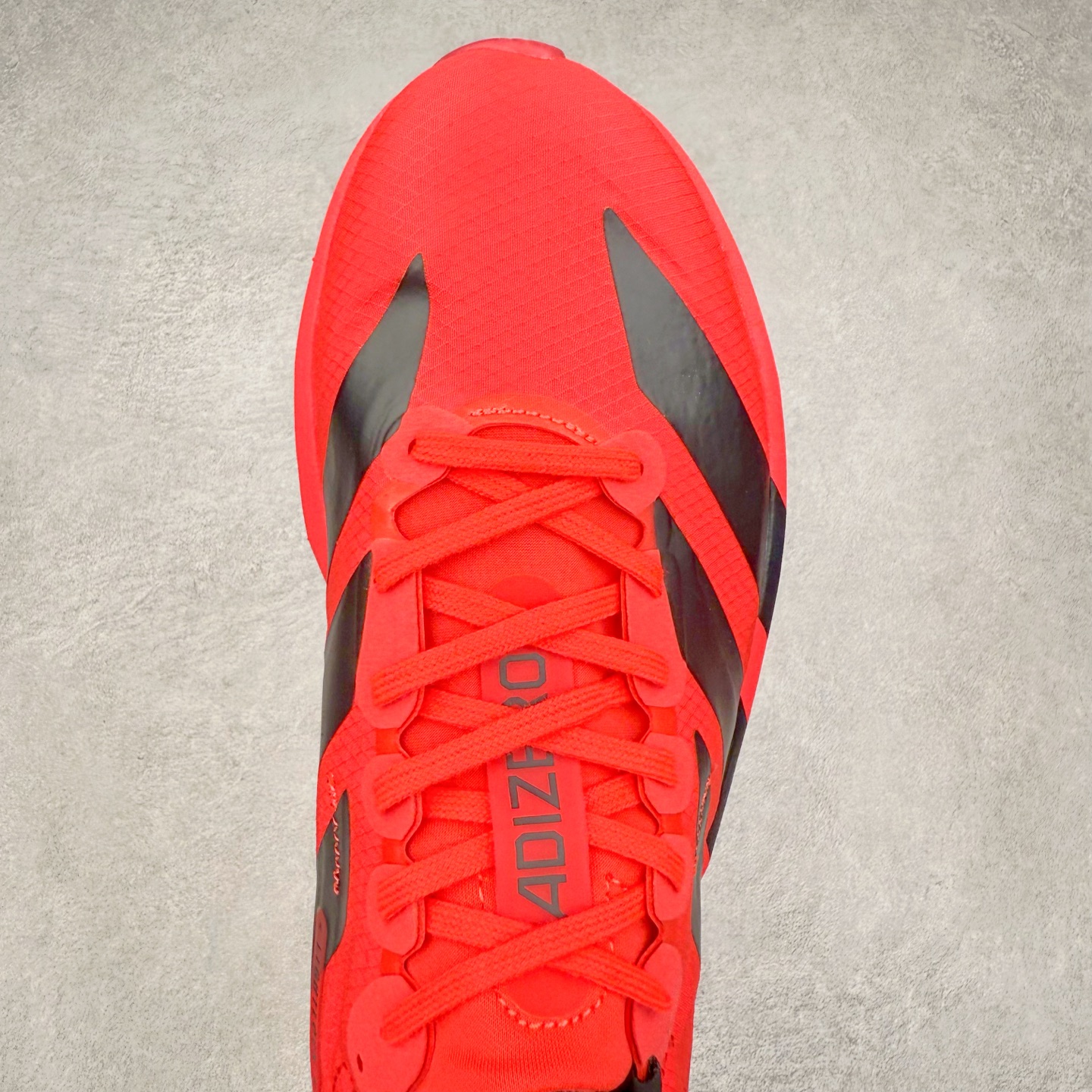 图片[4]-Y-3 Adizero Adios 9 时尚简约舒适潮流 织物耐磨低帮跑步鞋 Y-3，这个由世界顶级设计师山本耀司（YohjiYamamoto）担任创意总监与adidas合作的全新品牌正式于2006春夏进入中国。品牌的Y代表YohjiYamamoto，而3则代表adidas三条线的logo。创意总监山本耀司将其个人品牌的简洁、极具设计感的风格融入Y-3，完美地给我们展现一个高档时尚的运动品牌形象。朴实与冷静是Y-3的基本形象概念。Y-3的时尚本质是运动的，被誉为“黑色魔法师\\\”的山本耀司使传统运动品牌adidas赫然跃上了Fashion的版面，运动装从此也登上大雅之堂。尺码：35.5 36 36.5 37 38 38.5 39 40 40.5 41 42 42.5 43 44 44.5 45-选品中心