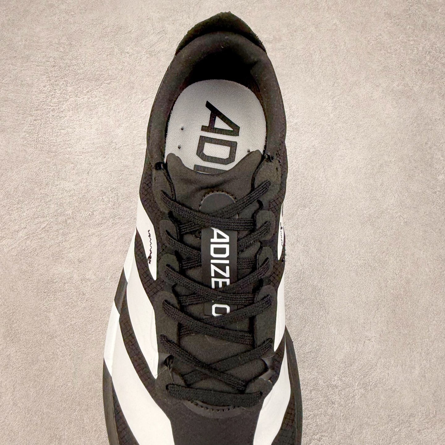 图片[5]-Y-3 Adizero Adios 9 时尚简约舒适潮流 织物耐磨低帮跑步鞋 Y-3，这个由世界顶级设计师山本耀司（YohjiYamamoto）担任创意总监与adidas合作的全新品牌正式于2006春夏进入中国。品牌的Y代表YohjiYamamoto，而3则代表adidas三条线的logo。创意总监山本耀司将其个人品牌的简洁、极具设计感的风格融入Y-3，完美地给我们展现一个高档时尚的运动品牌形象。朴实与冷静是Y-3的基本形象概念。Y-3的时尚本质是运动的，被誉为“黑色魔法师\\\”的山本耀司使传统运动品牌adidas赫然跃上了Fashion的版面，运动装从此也登上大雅之堂。尺码：35.5 36 36.5 37 38 38.5 39 40 40.5 41 42 42.5 43 44 44.5 45-选品中心