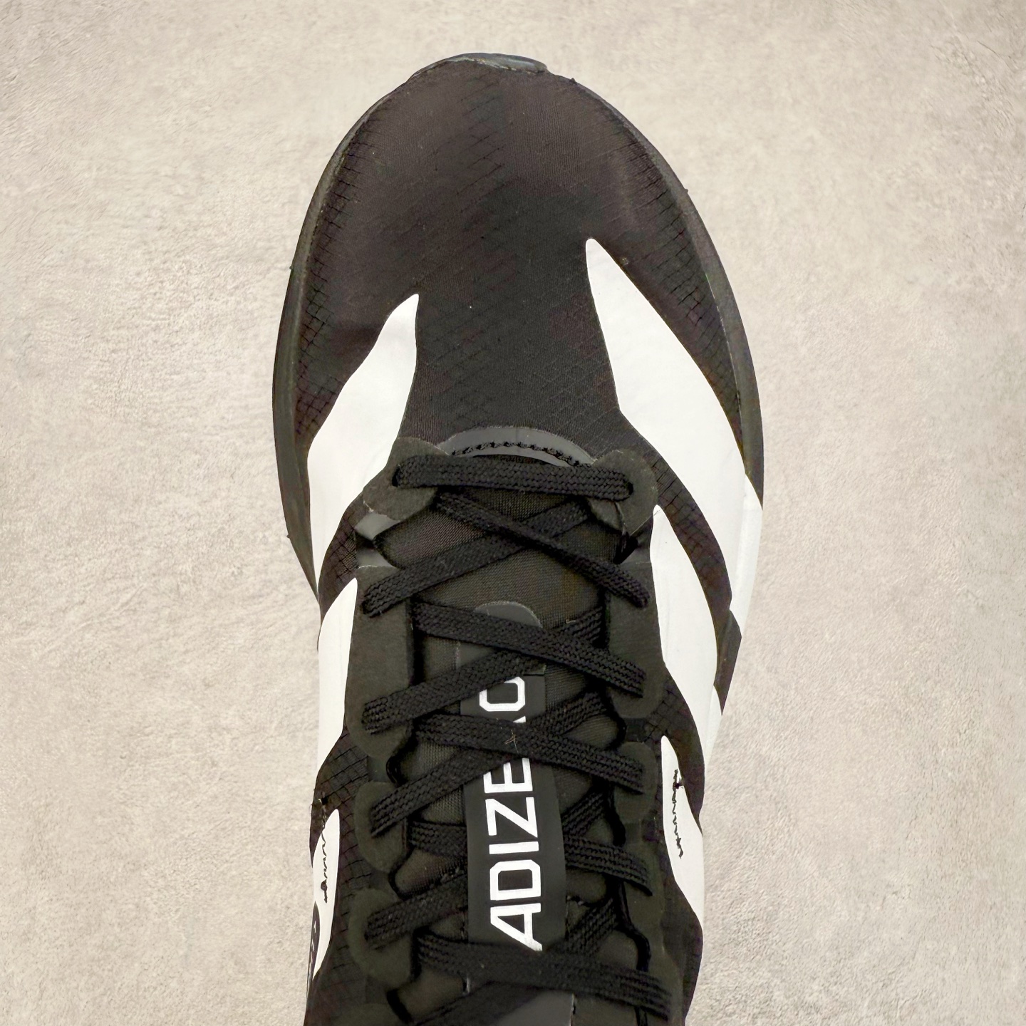 图片[4]-Y-3 Adizero Adios 9 时尚简约舒适潮流 织物耐磨低帮跑步鞋 Y-3，这个由世界顶级设计师山本耀司（YohjiYamamoto）担任创意总监与adidas合作的全新品牌正式于2006春夏进入中国。品牌的Y代表YohjiYamamoto，而3则代表adidas三条线的logo。创意总监山本耀司将其个人品牌的简洁、极具设计感的风格融入Y-3，完美地给我们展现一个高档时尚的运动品牌形象。朴实与冷静是Y-3的基本形象概念。Y-3的时尚本质是运动的，被誉为“黑色魔法师\\\”的山本耀司使传统运动品牌adidas赫然跃上了Fashion的版面，运动装从此也登上大雅之堂。尺码：35.5 36 36.5 37 38 38.5 39 40 40.5 41 42 42.5 43 44 44.5 45-选品中心