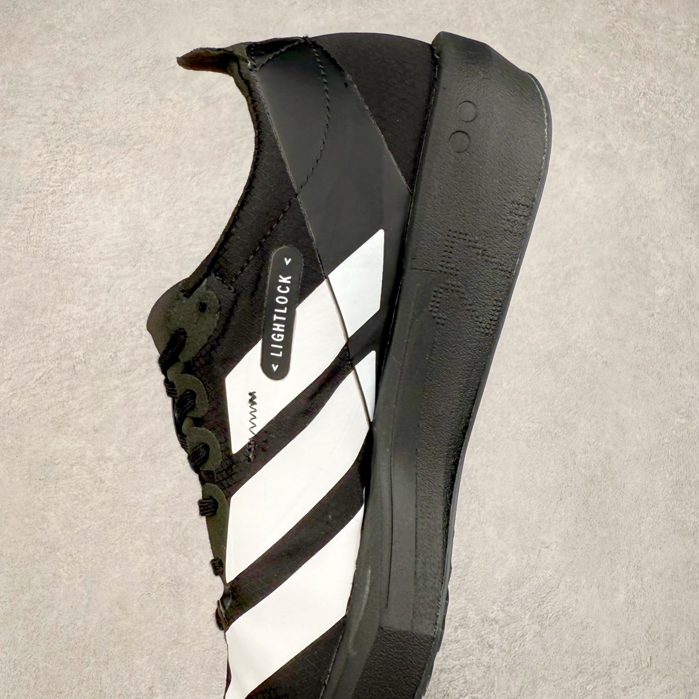 图片[7]-Y-3 Adizero Adios 9 时尚简约舒适潮流 织物耐磨低帮跑步鞋 Y-3，这个由世界顶级设计师山本耀司（YohjiYamamoto）担任创意总监与adidas合作的全新品牌正式于2006春夏进入中国。品牌的Y代表YohjiYamamoto，而3则代表adidas三条线的logo。创意总监山本耀司将其个人品牌的简洁、极具设计感的风格融入Y-3，完美地给我们展现一个高档时尚的运动品牌形象。朴实与冷静是Y-3的基本形象概念。Y-3的时尚本质是运动的，被誉为“黑色魔法师\\\”的山本耀司使传统运动品牌adidas赫然跃上了Fashion的版面，运动装从此也登上大雅之堂。尺码：35.5 36 36.5 37 38 38.5 39 40 40.5 41 42 42.5 43 44 44.5 45-选品中心