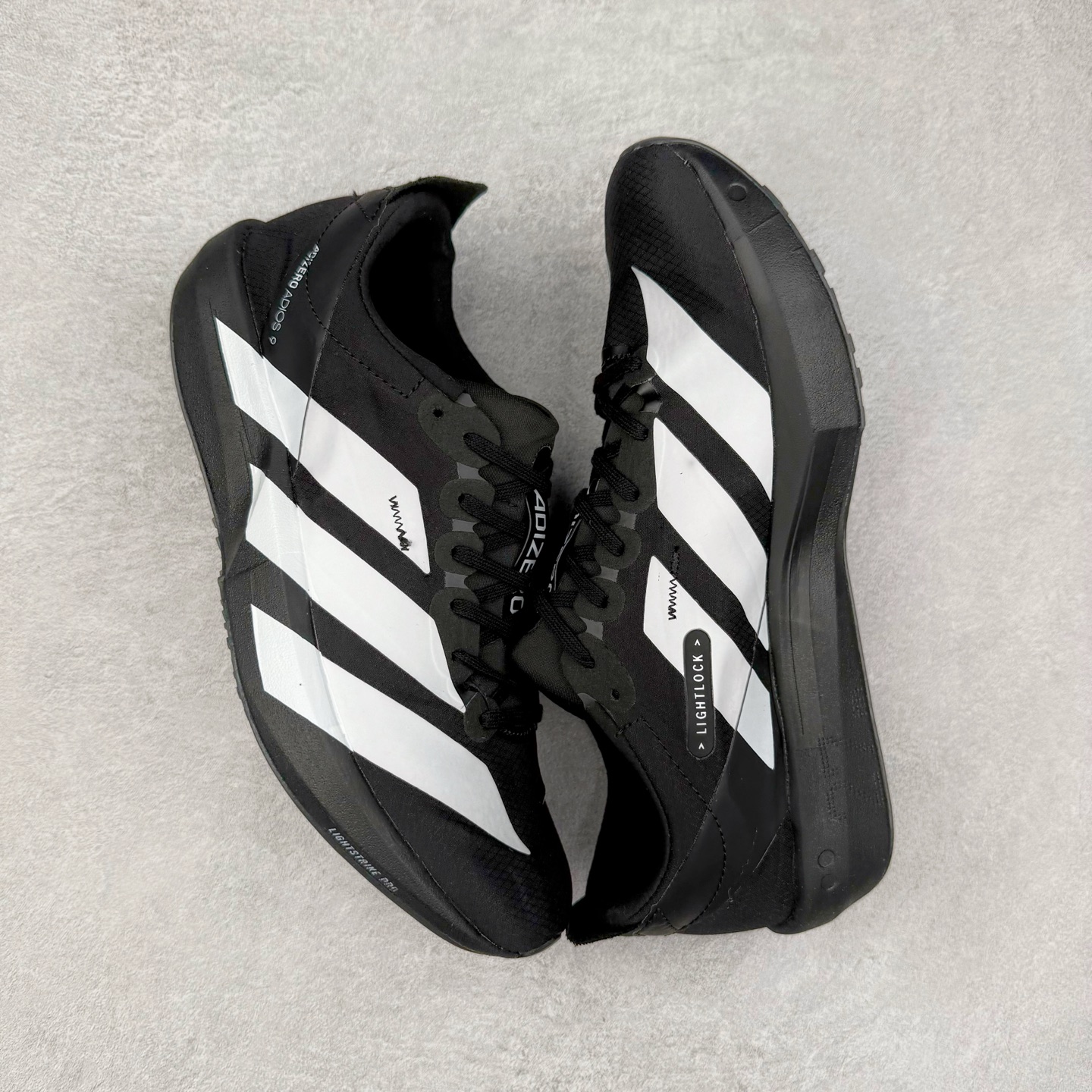 图片[3]-Y-3 Adizero Adios 9 时尚简约舒适潮流 织物耐磨低帮跑步鞋 Y-3，这个由世界顶级设计师山本耀司（YohjiYamamoto）担任创意总监与adidas合作的全新品牌正式于2006春夏进入中国。品牌的Y代表YohjiYamamoto，而3则代表adidas三条线的logo。创意总监山本耀司将其个人品牌的简洁、极具设计感的风格融入Y-3，完美地给我们展现一个高档时尚的运动品牌形象。朴实与冷静是Y-3的基本形象概念。Y-3的时尚本质是运动的，被誉为“黑色魔法师\\\”的山本耀司使传统运动品牌adidas赫然跃上了Fashion的版面，运动装从此也登上大雅之堂。尺码：35.5 36 36.5 37 38 38.5 39 40 40.5 41 42 42.5 43 44 44.5 45-选品中心