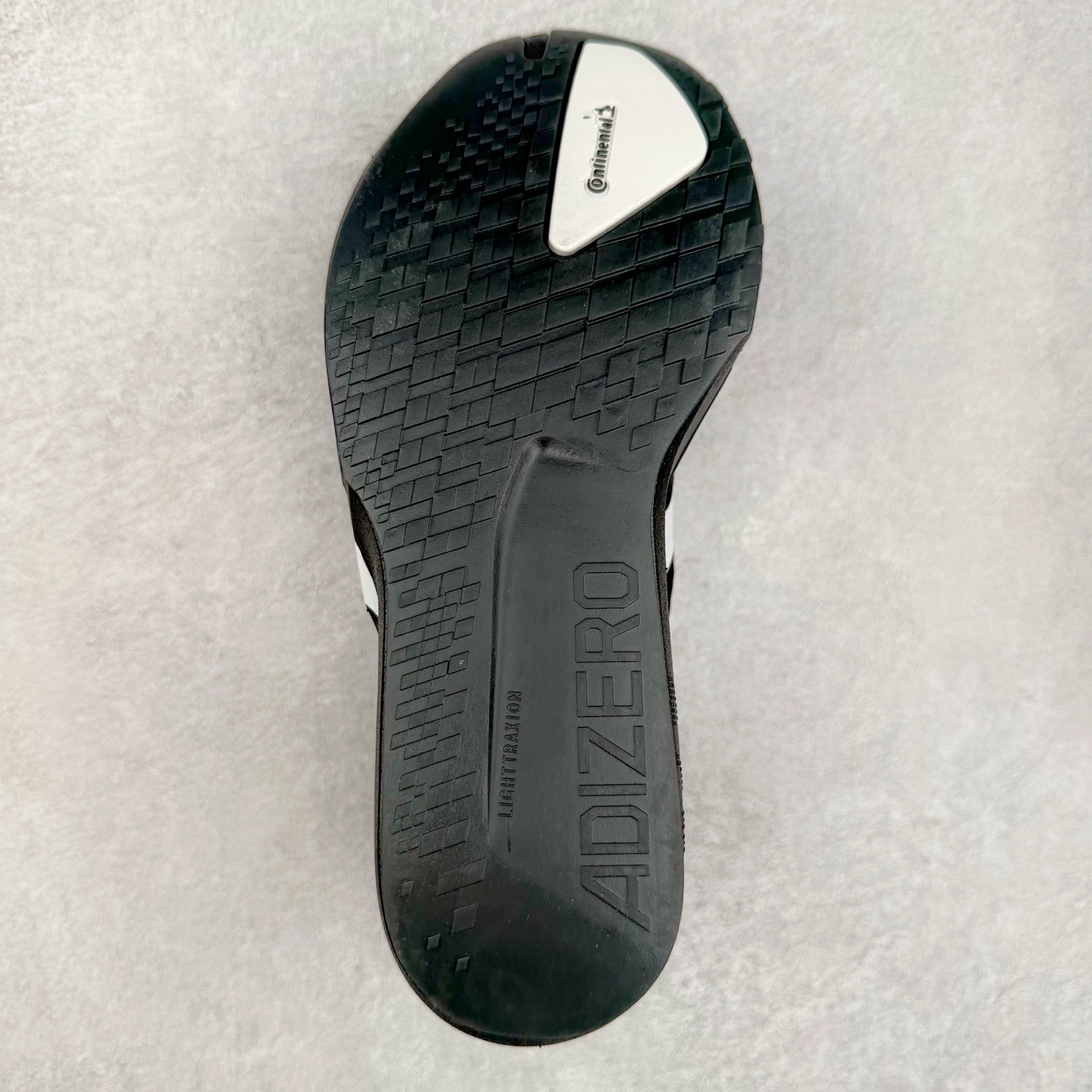 图片[9]-Y-3 Adizero Adios 9 时尚简约舒适潮流 织物耐磨低帮跑步鞋 Y-3，这个由世界顶级设计师山本耀司（YohjiYamamoto）担任创意总监与adidas合作的全新品牌正式于2006春夏进入中国。品牌的Y代表YohjiYamamoto，而3则代表adidas三条线的logo。创意总监山本耀司将其个人品牌的简洁、极具设计感的风格融入Y-3，完美地给我们展现一个高档时尚的运动品牌形象。朴实与冷静是Y-3的基本形象概念。Y-3的时尚本质是运动的，被誉为“黑色魔法师\\\”的山本耀司使传统运动品牌adidas赫然跃上了Fashion的版面，运动装从此也登上大雅之堂。尺码：35.5 36 36.5 37 38 38.5 39 40 40.5 41 42 42.5 43 44 44.5 45-选品中心