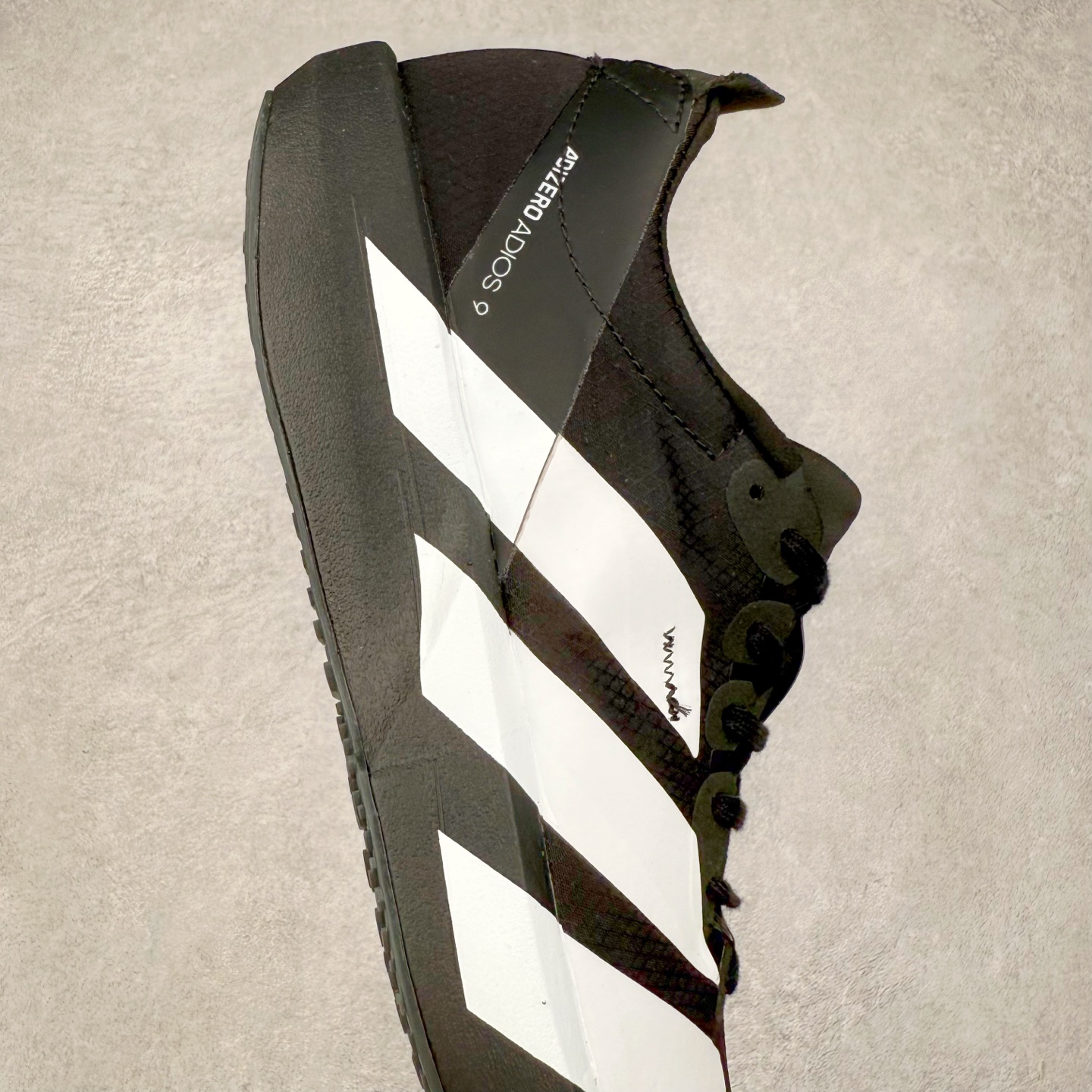 图片[6]-Y-3 Adizero Adios 9 时尚简约舒适潮流 织物耐磨低帮跑步鞋 Y-3，这个由世界顶级设计师山本耀司（YohjiYamamoto）担任创意总监与adidas合作的全新品牌正式于2006春夏进入中国。品牌的Y代表YohjiYamamoto，而3则代表adidas三条线的logo。创意总监山本耀司将其个人品牌的简洁、极具设计感的风格融入Y-3，完美地给我们展现一个高档时尚的运动品牌形象。朴实与冷静是Y-3的基本形象概念。Y-3的时尚本质是运动的，被誉为“黑色魔法师\\\”的山本耀司使传统运动品牌adidas赫然跃上了Fashion的版面，运动装从此也登上大雅之堂。尺码：35.5 36 36.5 37 38 38.5 39 40 40.5 41 42 42.5 43 44 44.5 45-选品中心