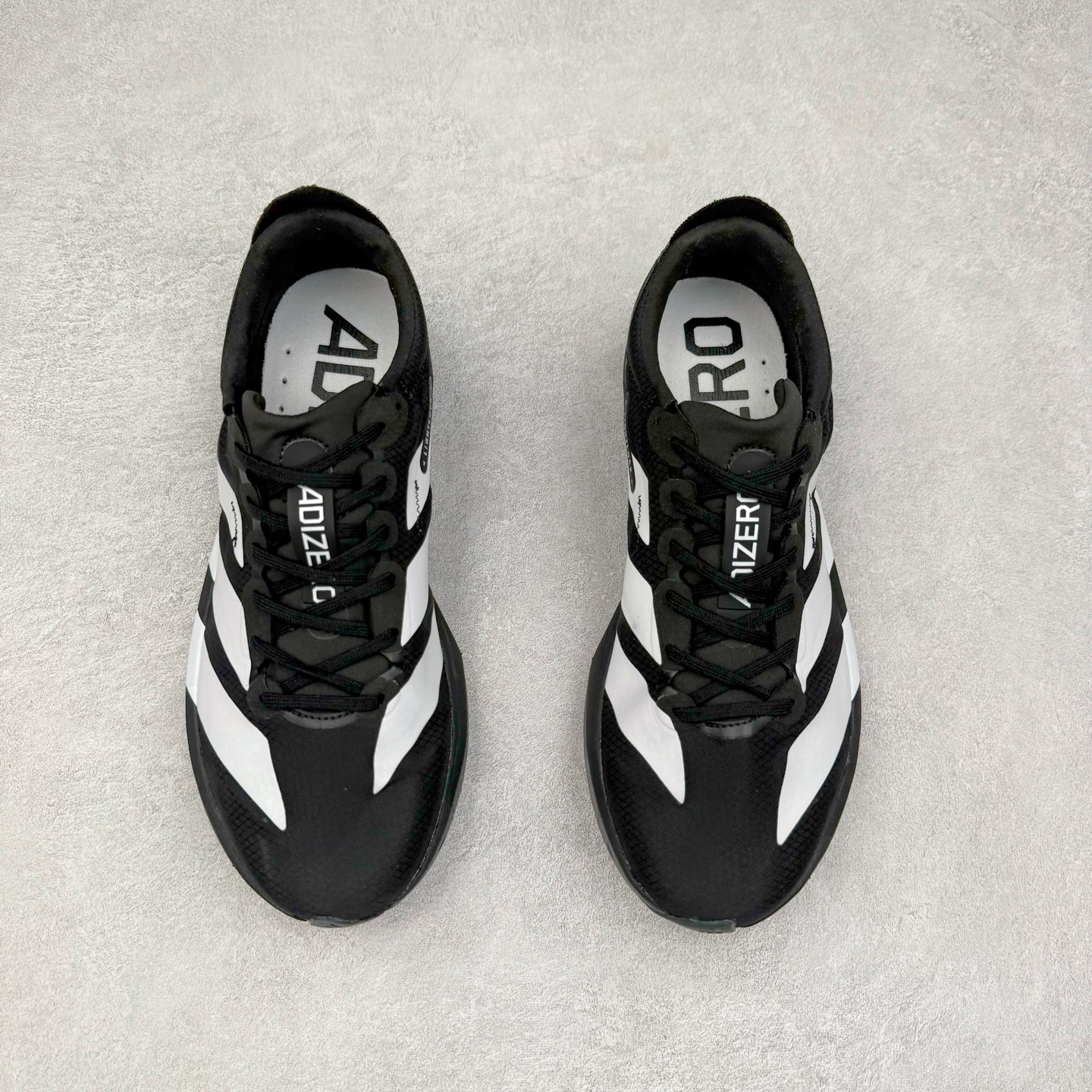 图片[2]-Y-3 Adizero Adios 9 时尚简约舒适潮流 织物耐磨低帮跑步鞋 Y-3，这个由世界顶级设计师山本耀司（YohjiYamamoto）担任创意总监与adidas合作的全新品牌正式于2006春夏进入中国。品牌的Y代表YohjiYamamoto，而3则代表adidas三条线的logo。创意总监山本耀司将其个人品牌的简洁、极具设计感的风格融入Y-3，完美地给我们展现一个高档时尚的运动品牌形象。朴实与冷静是Y-3的基本形象概念。Y-3的时尚本质是运动的，被誉为“黑色魔法师\\\”的山本耀司使传统运动品牌adidas赫然跃上了Fashion的版面，运动装从此也登上大雅之堂。尺码：35.5 36 36.5 37 38 38.5 39 40 40.5 41 42 42.5 43 44 44.5 45-选品中心