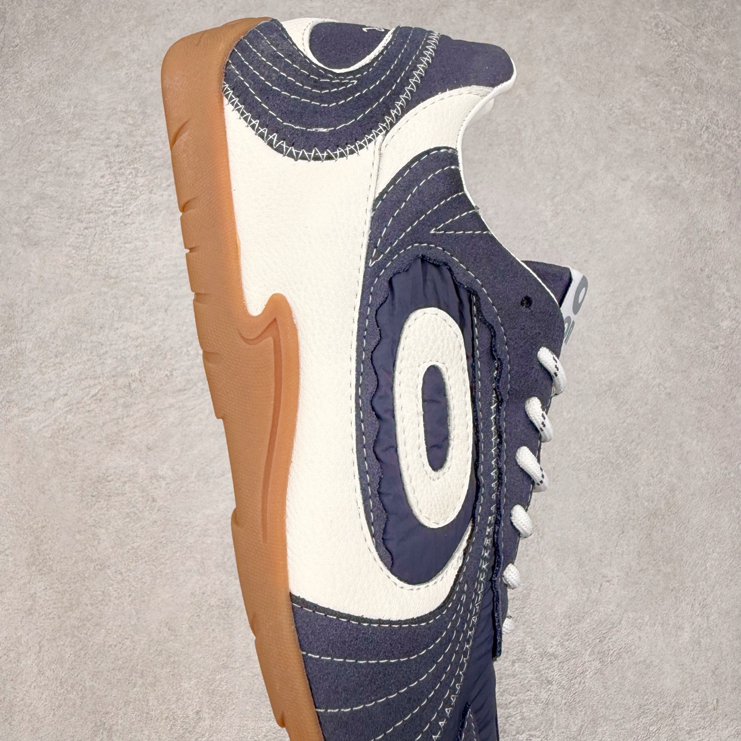 图片[6]-OLD ORDER Turbo-Lite芭蕾复古百搭德训鞋日常 防滑透气 低帮 生活休闲鞋 男女同款 OLD ORDER成立于2019年，其品牌含义为“|日秩序”——源于我们对现在过于整齐有序的环境秩序，每个人都循规蹈矩地活着产生的一种自我反省。品牌缩写为OO，即 ∞，意味着思想，格局，眼界的无穷大，足以让我们跳出现有的条条框框，将过于整齐有序的上世纪文化与未来趋势重组，让日时秩序下的自由在衣物上得以体现。而绝妙的改制手法，更是强调着我们对“抛开社会所加给人的包裹，还原本真自我”的美好追求，朋克运动和嬉皮士精神也在这个探索的过程中，与成衣设计融合为一体。实拍调校N版已经零色差零失真 百分百还原实物色彩所见即所得 不存在货不对板色差等低级问题 选购参考实物拍摄 不混卖不参货 只用心做好货严格选品 承诺混一赔十 尺码：36 36.5 37.5 38 38.5 39 40 40.5 41 42 42.5 43 44 44.5 45-选品中心