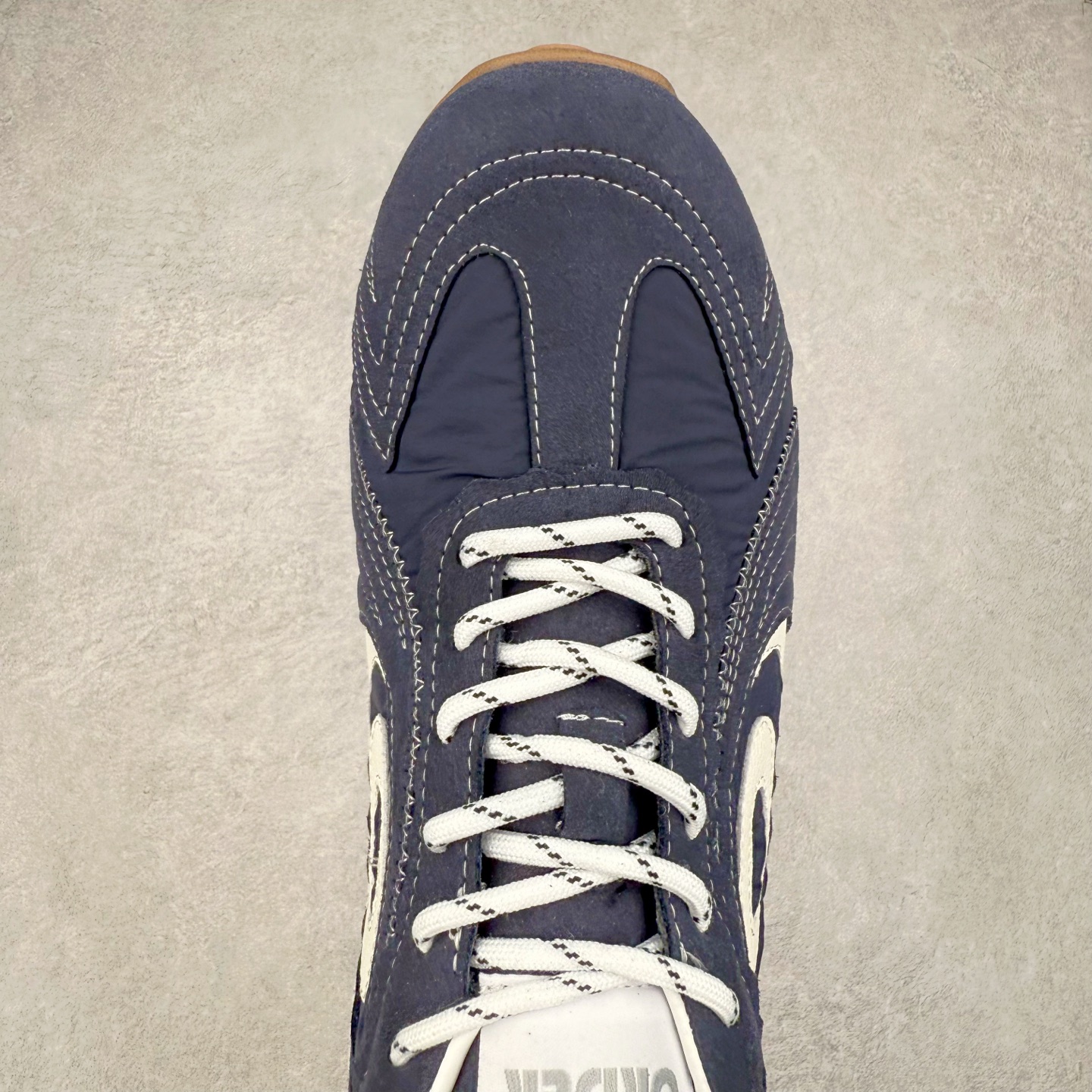 图片[4]-OLD ORDER Turbo-Lite芭蕾复古百搭德训鞋日常 防滑透气 低帮 生活休闲鞋 男女同款 OLD ORDER成立于2019年，其品牌含义为“|日秩序”——源于我们对现在过于整齐有序的环境秩序，每个人都循规蹈矩地活着产生的一种自我反省。品牌缩写为OO，即 ∞，意味着思想，格局，眼界的无穷大，足以让我们跳出现有的条条框框，将过于整齐有序的上世纪文化与未来趋势重组，让日时秩序下的自由在衣物上得以体现。而绝妙的改制手法，更是强调着我们对“抛开社会所加给人的包裹，还原本真自我”的美好追求，朋克运动和嬉皮士精神也在这个探索的过程中，与成衣设计融合为一体。实拍调校N版已经零色差零失真 百分百还原实物色彩所见即所得 不存在货不对板色差等低级问题 选购参考实物拍摄 不混卖不参货 只用心做好货严格选品 承诺混一赔十 尺码：36 36.5 37.5 38 38.5 39 40 40.5 41 42 42.5 43 44 44.5 45-选品中心