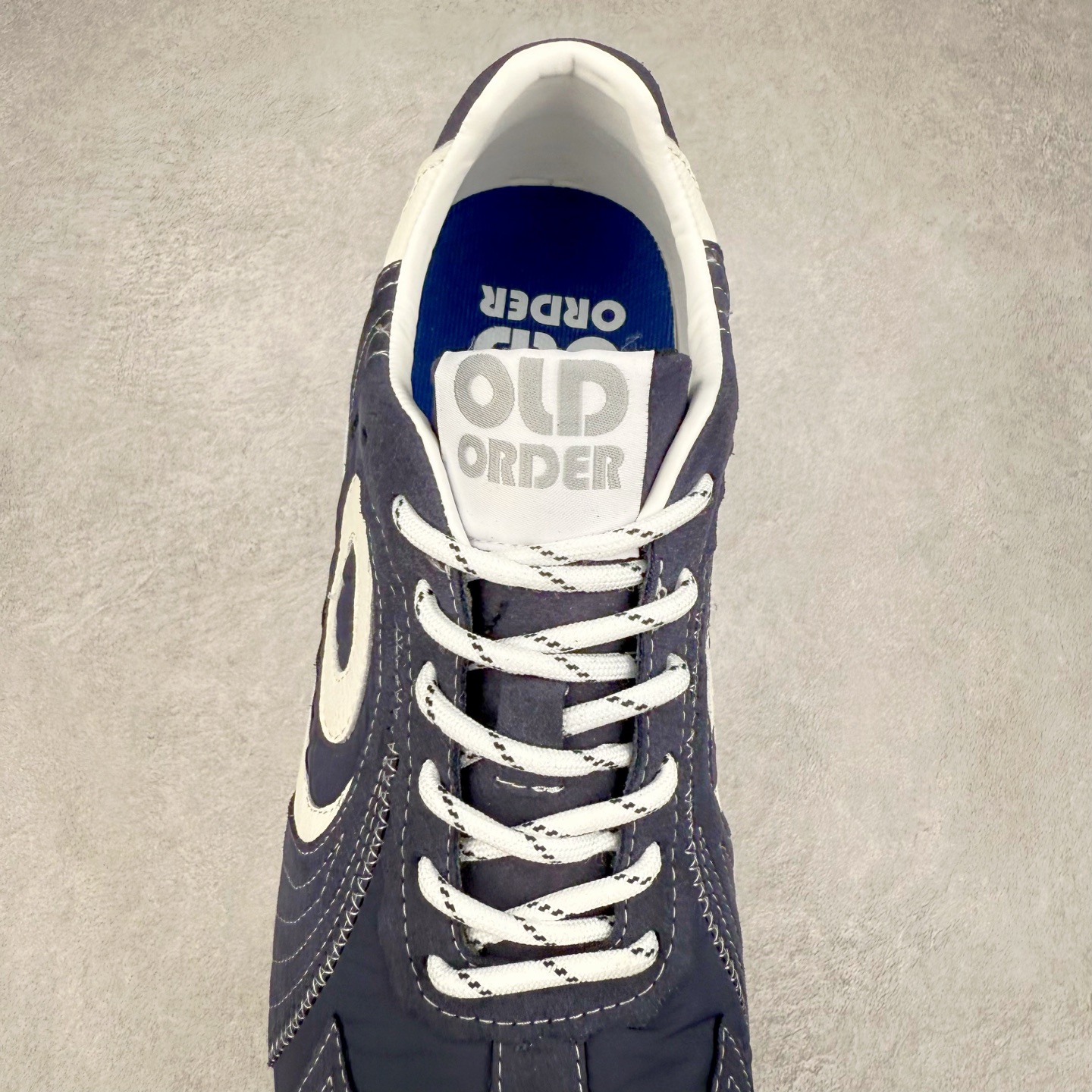 图片[5]-OLD ORDER Turbo-Lite芭蕾复古百搭德训鞋日常 防滑透气 低帮 生活休闲鞋 男女同款 OLD ORDER成立于2019年，其品牌含义为“|日秩序”——源于我们对现在过于整齐有序的环境秩序，每个人都循规蹈矩地活着产生的一种自我反省。品牌缩写为OO，即 ∞，意味着思想，格局，眼界的无穷大，足以让我们跳出现有的条条框框，将过于整齐有序的上世纪文化与未来趋势重组，让日时秩序下的自由在衣物上得以体现。而绝妙的改制手法，更是强调着我们对“抛开社会所加给人的包裹，还原本真自我”的美好追求，朋克运动和嬉皮士精神也在这个探索的过程中，与成衣设计融合为一体。实拍调校N版已经零色差零失真 百分百还原实物色彩所见即所得 不存在货不对板色差等低级问题 选购参考实物拍摄 不混卖不参货 只用心做好货严格选品 承诺混一赔十 尺码：36 36.5 37.5 38 38.5 39 40 40.5 41 42 42.5 43 44 44.5 45-选品中心