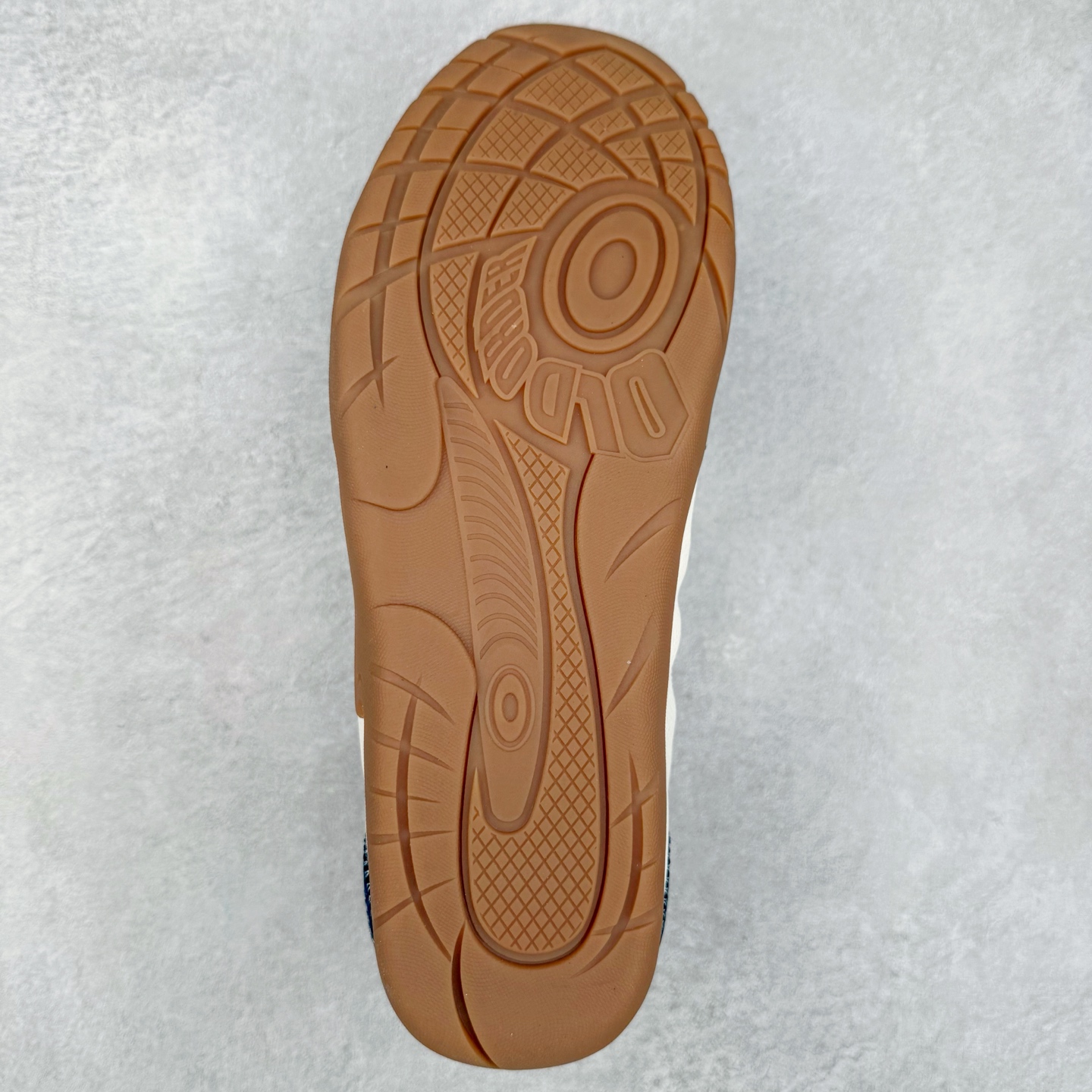 图片[9]-OLD ORDER Turbo-Lite芭蕾复古百搭德训鞋日常 防滑透气 低帮 生活休闲鞋 男女同款 OLD ORDER成立于2019年，其品牌含义为“|日秩序”——源于我们对现在过于整齐有序的环境秩序，每个人都循规蹈矩地活着产生的一种自我反省。品牌缩写为OO，即 ∞，意味着思想，格局，眼界的无穷大，足以让我们跳出现有的条条框框，将过于整齐有序的上世纪文化与未来趋势重组，让日时秩序下的自由在衣物上得以体现。而绝妙的改制手法，更是强调着我们对“抛开社会所加给人的包裹，还原本真自我”的美好追求，朋克运动和嬉皮士精神也在这个探索的过程中，与成衣设计融合为一体。实拍调校N版已经零色差零失真 百分百还原实物色彩所见即所得 不存在货不对板色差等低级问题 选购参考实物拍摄 不混卖不参货 只用心做好货严格选品 承诺混一赔十 尺码：36 36.5 37.5 38 38.5 39 40 40.5 41 42 42.5 43 44 44.5 45-选品中心