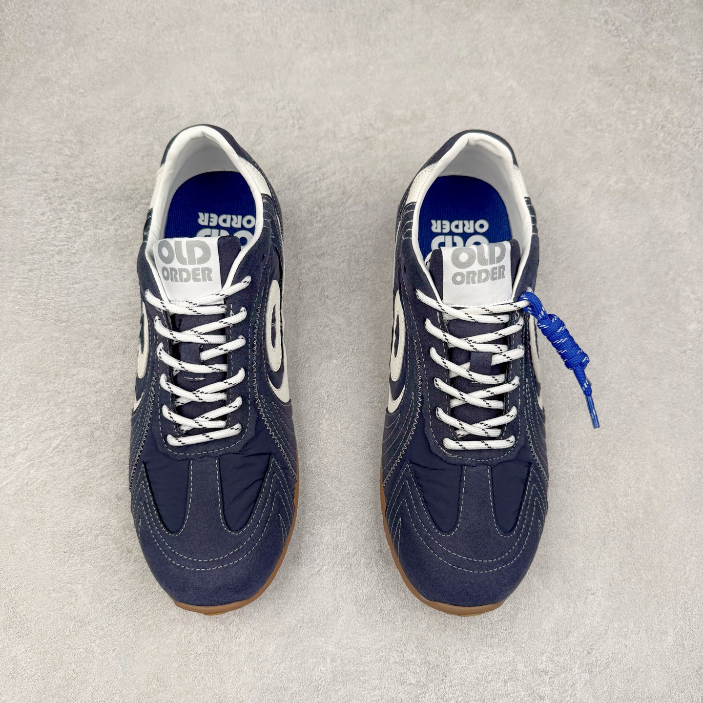 图片[2]-OLD ORDER Turbo-Lite芭蕾复古百搭德训鞋日常 防滑透气 低帮 生活休闲鞋 男女同款 OLD ORDER成立于2019年，其品牌含义为“|日秩序”——源于我们对现在过于整齐有序的环境秩序，每个人都循规蹈矩地活着产生的一种自我反省。品牌缩写为OO，即 ∞，意味着思想，格局，眼界的无穷大，足以让我们跳出现有的条条框框，将过于整齐有序的上世纪文化与未来趋势重组，让日时秩序下的自由在衣物上得以体现。而绝妙的改制手法，更是强调着我们对“抛开社会所加给人的包裹，还原本真自我”的美好追求，朋克运动和嬉皮士精神也在这个探索的过程中，与成衣设计融合为一体。实拍调校N版已经零色差零失真 百分百还原实物色彩所见即所得 不存在货不对板色差等低级问题 选购参考实物拍摄 不混卖不参货 只用心做好货严格选品 承诺混一赔十 尺码：36 36.5 37.5 38 38.5 39 40 40.5 41 42 42.5 43 44 44.5 45-选品中心