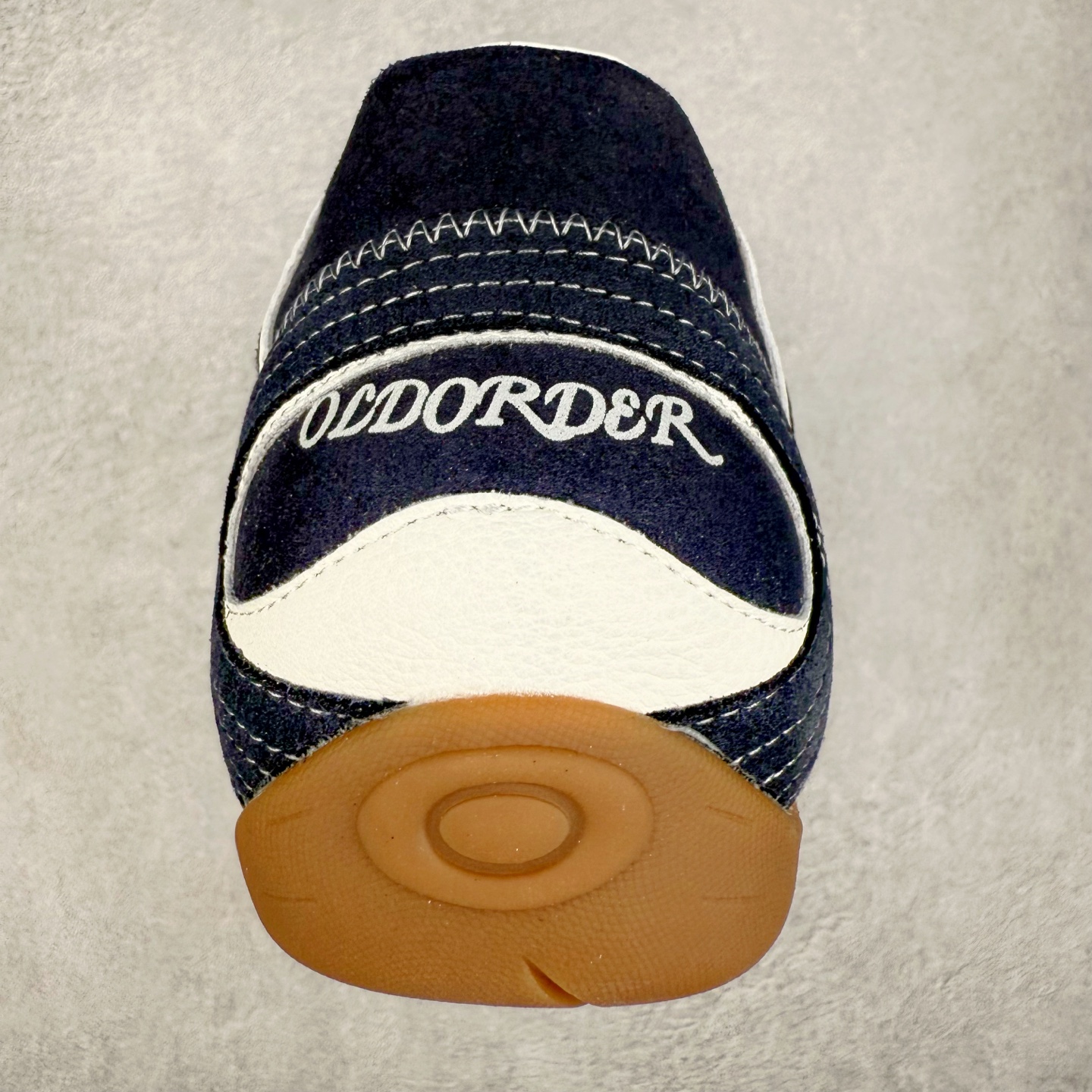 图片[8]-OLD ORDER Turbo-Lite芭蕾复古百搭德训鞋日常 防滑透气 低帮 生活休闲鞋 男女同款 OLD ORDER成立于2019年，其品牌含义为“|日秩序”——源于我们对现在过于整齐有序的环境秩序，每个人都循规蹈矩地活着产生的一种自我反省。品牌缩写为OO，即 ∞，意味着思想，格局，眼界的无穷大，足以让我们跳出现有的条条框框，将过于整齐有序的上世纪文化与未来趋势重组，让日时秩序下的自由在衣物上得以体现。而绝妙的改制手法，更是强调着我们对“抛开社会所加给人的包裹，还原本真自我”的美好追求，朋克运动和嬉皮士精神也在这个探索的过程中，与成衣设计融合为一体。实拍调校N版已经零色差零失真 百分百还原实物色彩所见即所得 不存在货不对板色差等低级问题 选购参考实物拍摄 不混卖不参货 只用心做好货严格选品 承诺混一赔十 尺码：36 36.5 37.5 38 38.5 39 40 40.5 41 42 42.5 43 44 44.5 45-选品中心