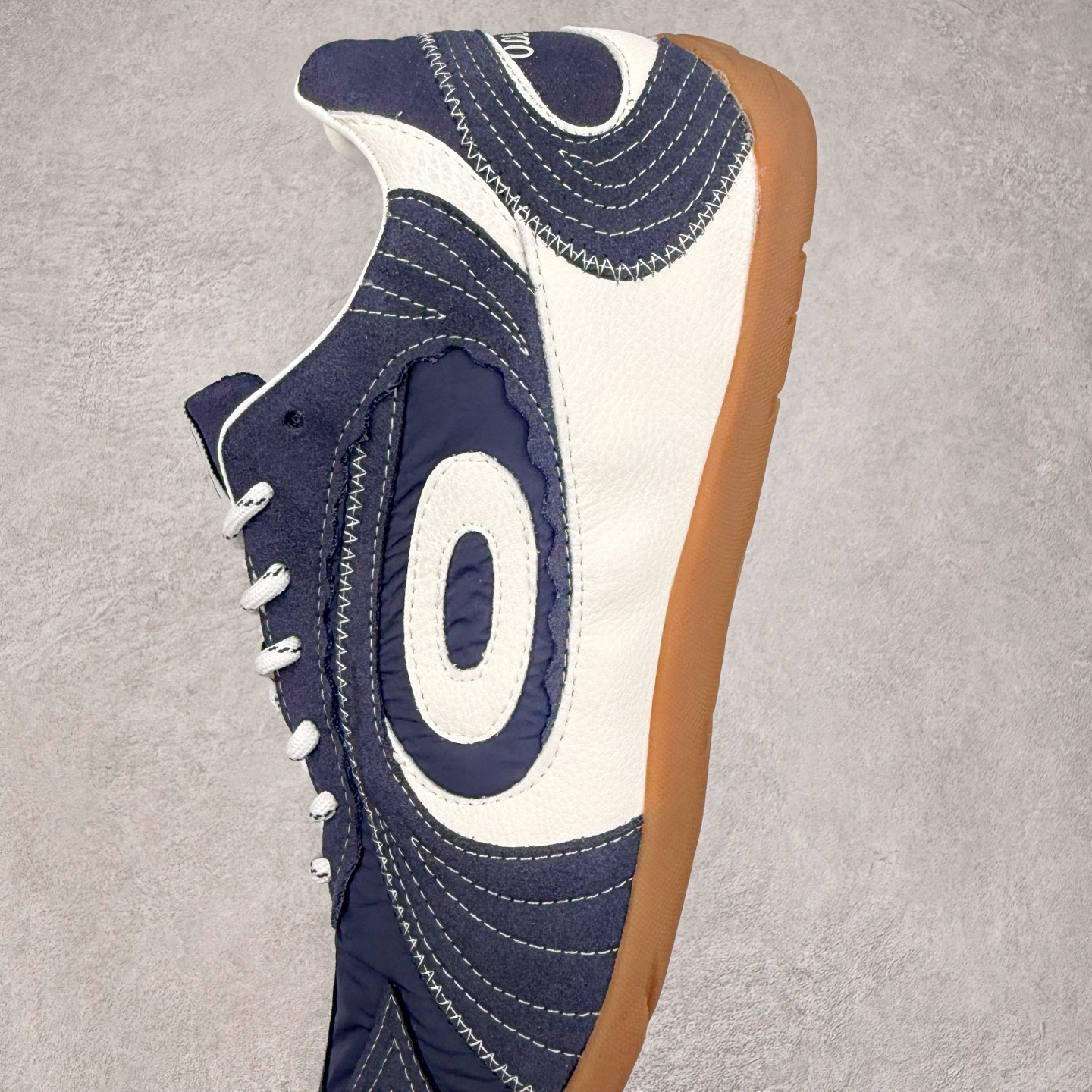 图片[7]-OLD ORDER Turbo-Lite芭蕾复古百搭德训鞋日常 防滑透气 低帮 生活休闲鞋 男女同款 OLD ORDER成立于2019年，其品牌含义为“|日秩序”——源于我们对现在过于整齐有序的环境秩序，每个人都循规蹈矩地活着产生的一种自我反省。品牌缩写为OO，即 ∞，意味着思想，格局，眼界的无穷大，足以让我们跳出现有的条条框框，将过于整齐有序的上世纪文化与未来趋势重组，让日时秩序下的自由在衣物上得以体现。而绝妙的改制手法，更是强调着我们对“抛开社会所加给人的包裹，还原本真自我”的美好追求，朋克运动和嬉皮士精神也在这个探索的过程中，与成衣设计融合为一体。实拍调校N版已经零色差零失真 百分百还原实物色彩所见即所得 不存在货不对板色差等低级问题 选购参考实物拍摄 不混卖不参货 只用心做好货严格选品 承诺混一赔十 尺码：36 36.5 37.5 38 38.5 39 40 40.5 41 42 42.5 43 44 44.5 45-选品中心