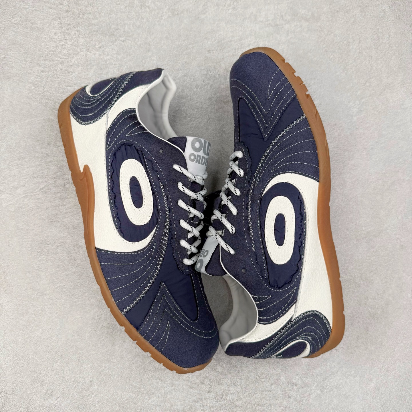 图片[3]-OLD ORDER Turbo-Lite芭蕾复古百搭德训鞋日常 防滑透气 低帮 生活休闲鞋 男女同款 OLD ORDER成立于2019年，其品牌含义为“|日秩序”——源于我们对现在过于整齐有序的环境秩序，每个人都循规蹈矩地活着产生的一种自我反省。品牌缩写为OO，即 ∞，意味着思想，格局，眼界的无穷大，足以让我们跳出现有的条条框框，将过于整齐有序的上世纪文化与未来趋势重组，让日时秩序下的自由在衣物上得以体现。而绝妙的改制手法，更是强调着我们对“抛开社会所加给人的包裹，还原本真自我”的美好追求，朋克运动和嬉皮士精神也在这个探索的过程中，与成衣设计融合为一体。实拍调校N版已经零色差零失真 百分百还原实物色彩所见即所得 不存在货不对板色差等低级问题 选购参考实物拍摄 不混卖不参货 只用心做好货严格选品 承诺混一赔十 尺码：36 36.5 37.5 38 38.5 39 40 40.5 41 42 42.5 43 44 44.5 45-选品中心