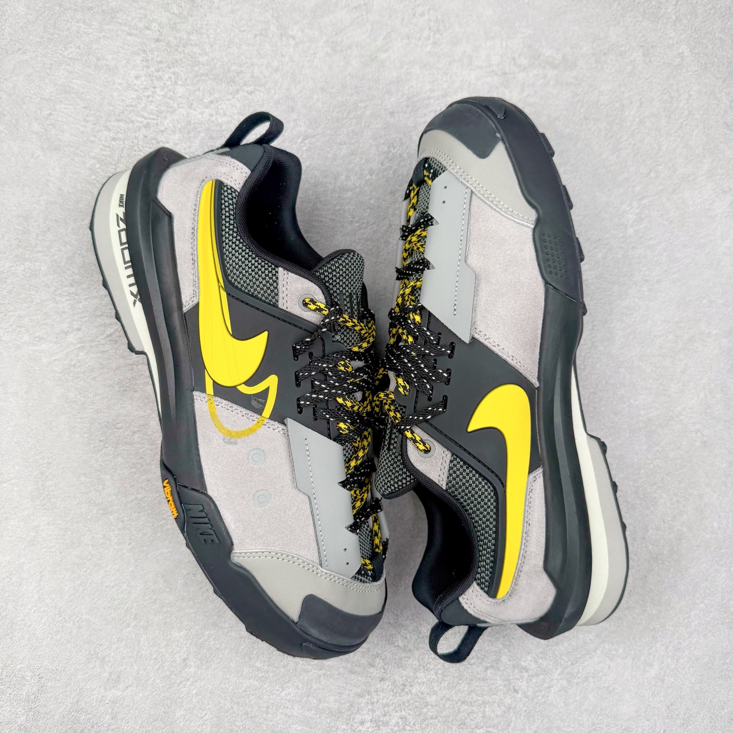 图片[3]-＃神版 Sacai x NK Zegamadome SP 联名款舒适防滑耐磨低帮生活休闲鞋 HQ8618-002 整双鞋采用了 Zoom X 缓震科技和 Vibram 外底 在保证舒适度的同时又兼顾了耐用性 并且提供了出色的抓地力 鞋面则是全新 ZoomX Zegama 科技 将网眼和绒面革材质融合而成的全新科技面料 兼顾透气性与耐用性 尺码：36 36.5 37.5 38 38.5 39 40 40.5 41 42 42.5 43 44 44.5 45 46-选品中心