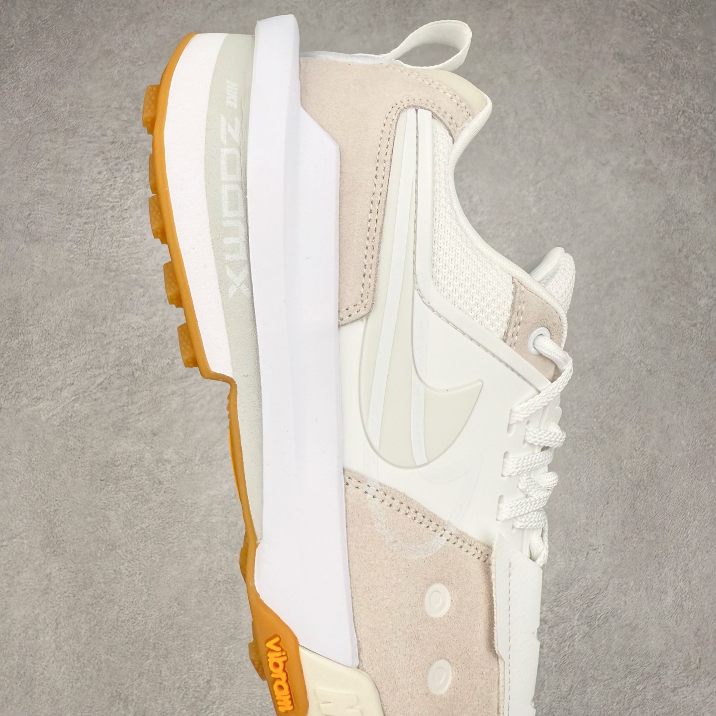 图片[6]-＃神版 Sacai x NK Zegamadome SP 联名款舒适防滑耐磨低帮生活休闲鞋 HQ8618-100 整双鞋采用了 Zoom X 缓震科技和 Vibram 外底 在保证舒适度的同时又兼顾了耐用性 并且提供了出色的抓地力 鞋面则是全新 ZoomX Zegama 科技 将网眼和绒面革材质融合而成的全新科技面料 兼顾透气性与耐用性 尺码：36 36.5 37.5 38 38.5 39 40 40.5 41 42 42.5 43 44 44.5 45 46-选品中心