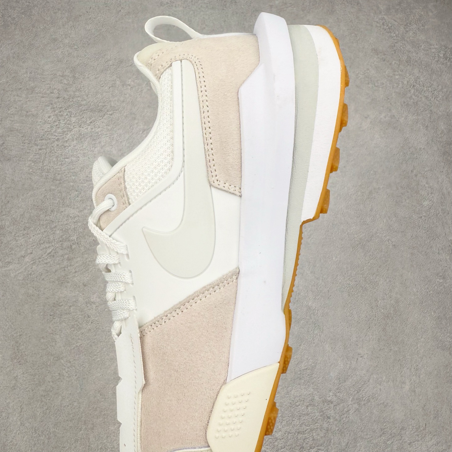 图片[7]-＃神版 Sacai x NK Zegamadome SP 联名款舒适防滑耐磨低帮生活休闲鞋 HQ8618-100 整双鞋采用了 Zoom X 缓震科技和 Vibram 外底 在保证舒适度的同时又兼顾了耐用性 并且提供了出色的抓地力 鞋面则是全新 ZoomX Zegama 科技 将网眼和绒面革材质融合而成的全新科技面料 兼顾透气性与耐用性 尺码：36 36.5 37.5 38 38.5 39 40 40.5 41 42 42.5 43 44 44.5 45 46-选品中心