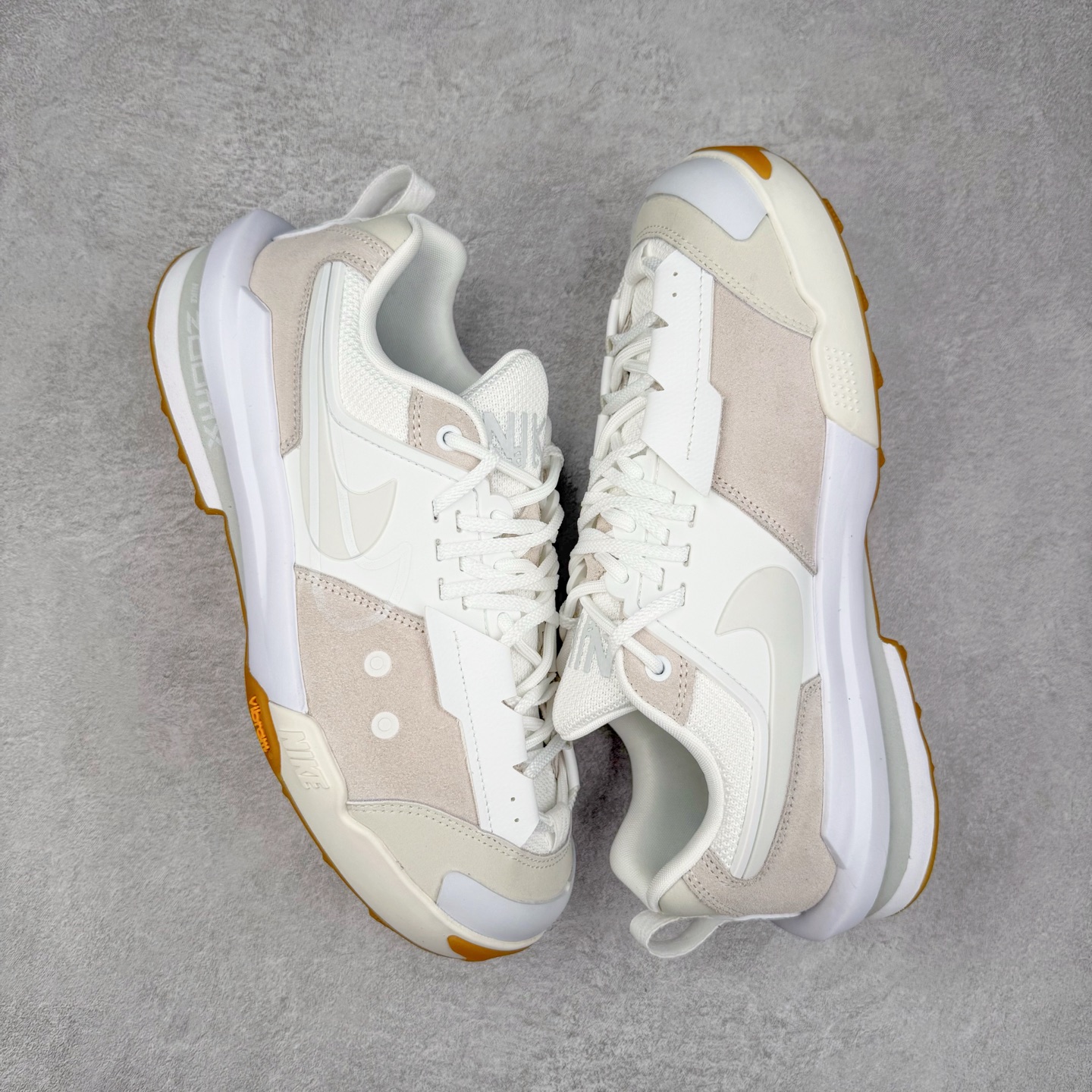 图片[3]-＃神版 Sacai x NK Zegamadome SP 联名款舒适防滑耐磨低帮生活休闲鞋 HQ8618-100 整双鞋采用了 Zoom X 缓震科技和 Vibram 外底 在保证舒适度的同时又兼顾了耐用性 并且提供了出色的抓地力 鞋面则是全新 ZoomX Zegama 科技 将网眼和绒面革材质融合而成的全新科技面料 兼顾透气性与耐用性 尺码：36 36.5 37.5 38 38.5 39 40 40.5 41 42 42.5 43 44 44.5 45 46-选品中心