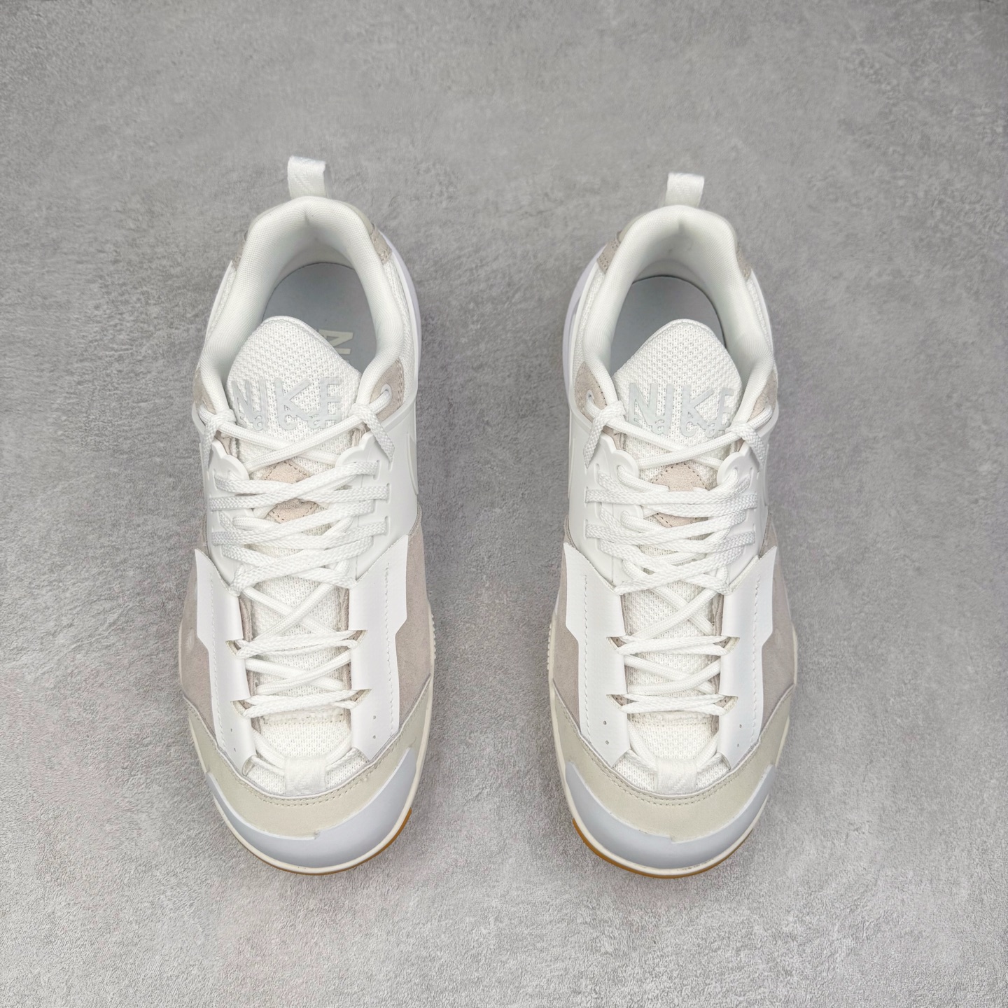 图片[2]-＃神版 Sacai x NK Zegamadome SP 联名款舒适防滑耐磨低帮生活休闲鞋 HQ8618-100 整双鞋采用了 Zoom X 缓震科技和 Vibram 外底 在保证舒适度的同时又兼顾了耐用性 并且提供了出色的抓地力 鞋面则是全新 ZoomX Zegama 科技 将网眼和绒面革材质融合而成的全新科技面料 兼顾透气性与耐用性 尺码：36 36.5 37.5 38 38.5 39 40 40.5 41 42 42.5 43 44 44.5 45 46-选品中心