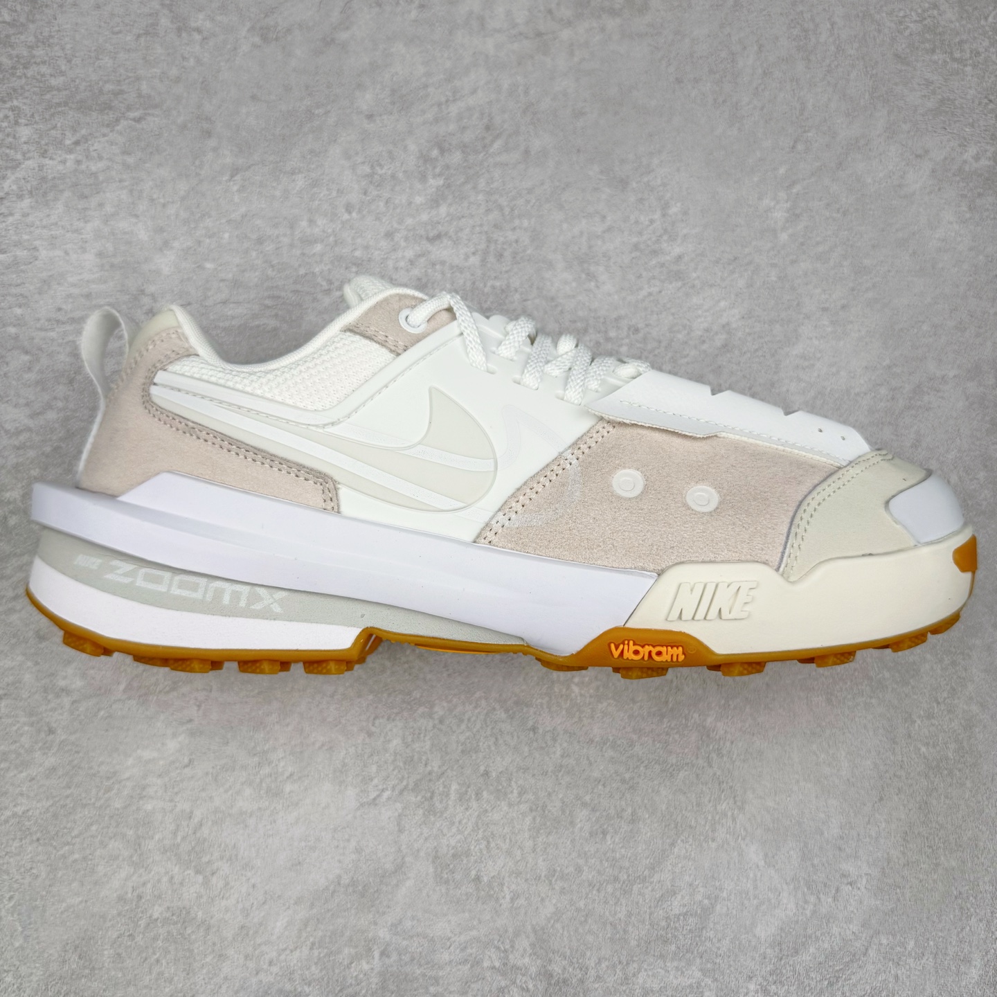 ＃神版 Sacai x NK Zegamadome SP 联名款舒适防滑耐磨低帮生活休闲鞋 HQ8618-100 整双鞋采用了 Zoom X 缓震科技和 Vibram 外底 在保证舒适度的同时又兼顾了耐用性 并且提供了出色的抓地力 鞋面则是全新 ZoomX Zegama 科技 将网眼和绒面革材质融合而成的全新科技面料 兼顾透气性与耐用性 尺码：36 36.5 37.5 38 38.5 39 40 40.5 41 42 42.5 43 44 44.5 45 46-选品中心