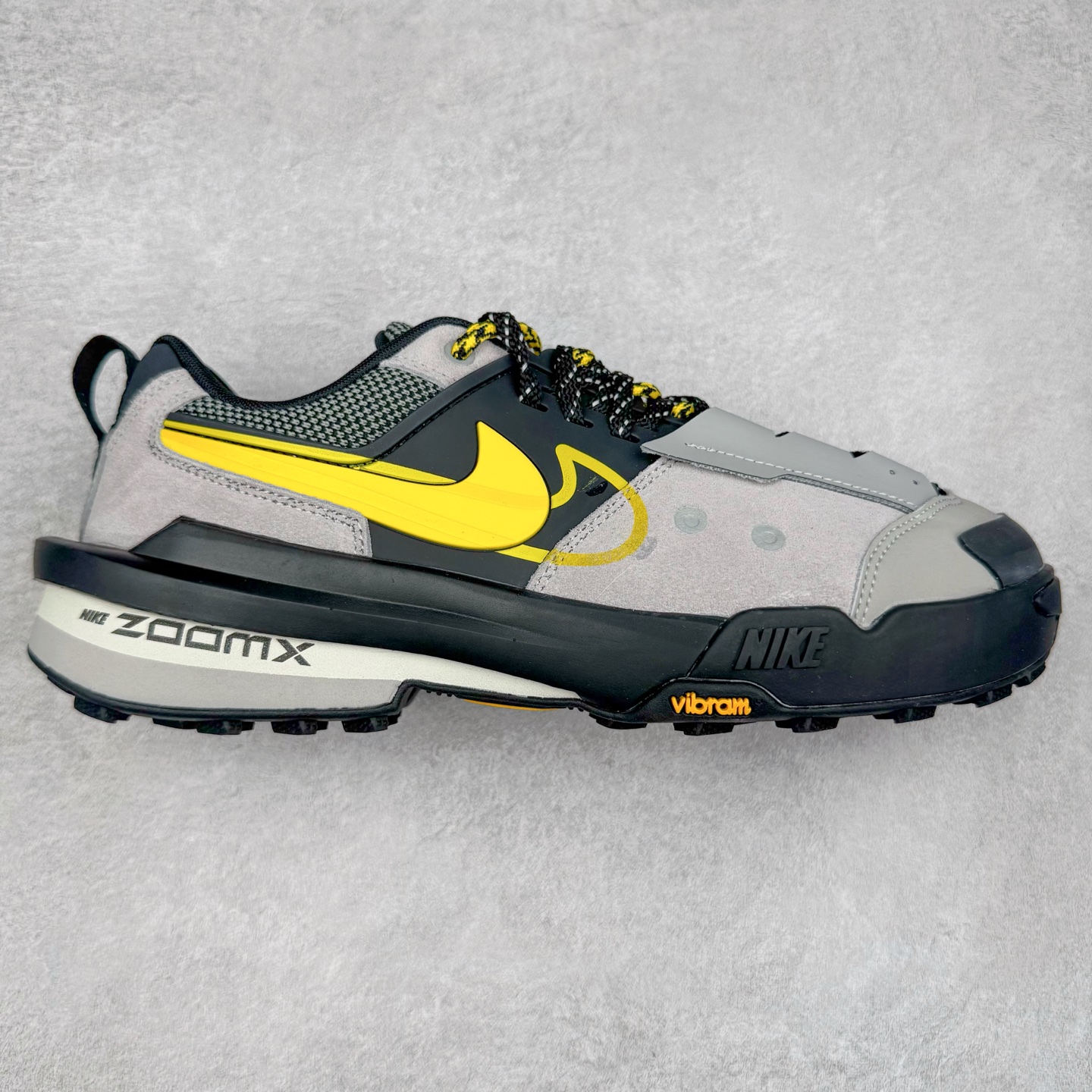 ＃神版 Sacai x NK Zegamadome SP 联名款舒适防滑耐磨低帮生活休闲鞋 HQ8618-002 整双鞋采用了 Zoom X 缓震科技和 Vibram 外底 在保证舒适度的同时又兼顾了耐用性 并且提供了出色的抓地力 鞋面则是全新 ZoomX Zegama 科技 将网眼和绒面革材质融合而成的全新科技面料 兼顾透气性与耐用性 尺码：36 36.5 37.5 38 38.5 39 40 40.5 41 42 42.5 43 44 44.5 45 46-选品中心