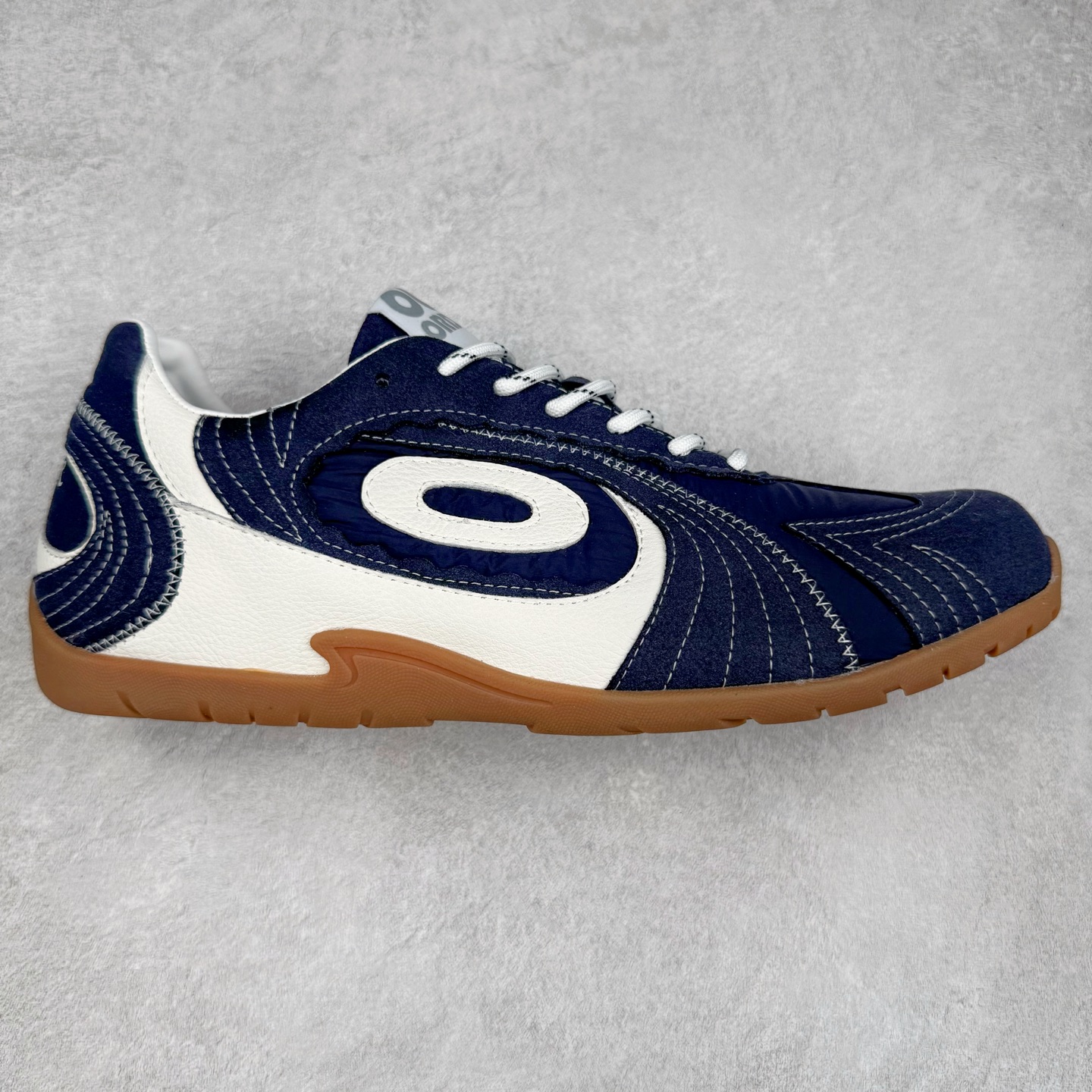 OLD ORDER Turbo-Lite芭蕾复古百搭德训鞋日常 防滑透气 低帮 生活休闲鞋 男女同款 OLD ORDER成立于2019年，其品牌含义为“|日秩序”——源于我们对现在过于整齐有序的环境秩序，每个人都循规蹈矩地活着产生的一种自我反省。品牌缩写为OO，即 ∞，意味着思想，格局，眼界的无穷大，足以让我们跳出现有的条条框框，将过于整齐有序的上世纪文化与未来趋势重组，让日时秩序下的自由在衣物上得以体现。而绝妙的改制手法，更是强调着我们对“抛开社会所加给人的包裹，还原本真自我”的美好追求，朋克运动和嬉皮士精神也在这个探索的过程中，与成衣设计融合为一体。实拍调校N版已经零色差零失真 百分百还原实物色彩所见即所得 不存在货不对板色差等低级问题 选购参考实物拍摄 不混卖不参货 只用心做好货严格选品 承诺混一赔十 尺码：36 36.5 37.5 38 38.5 39 40 40.5 41 42 42.5 43 44 44.5 45-选品中心