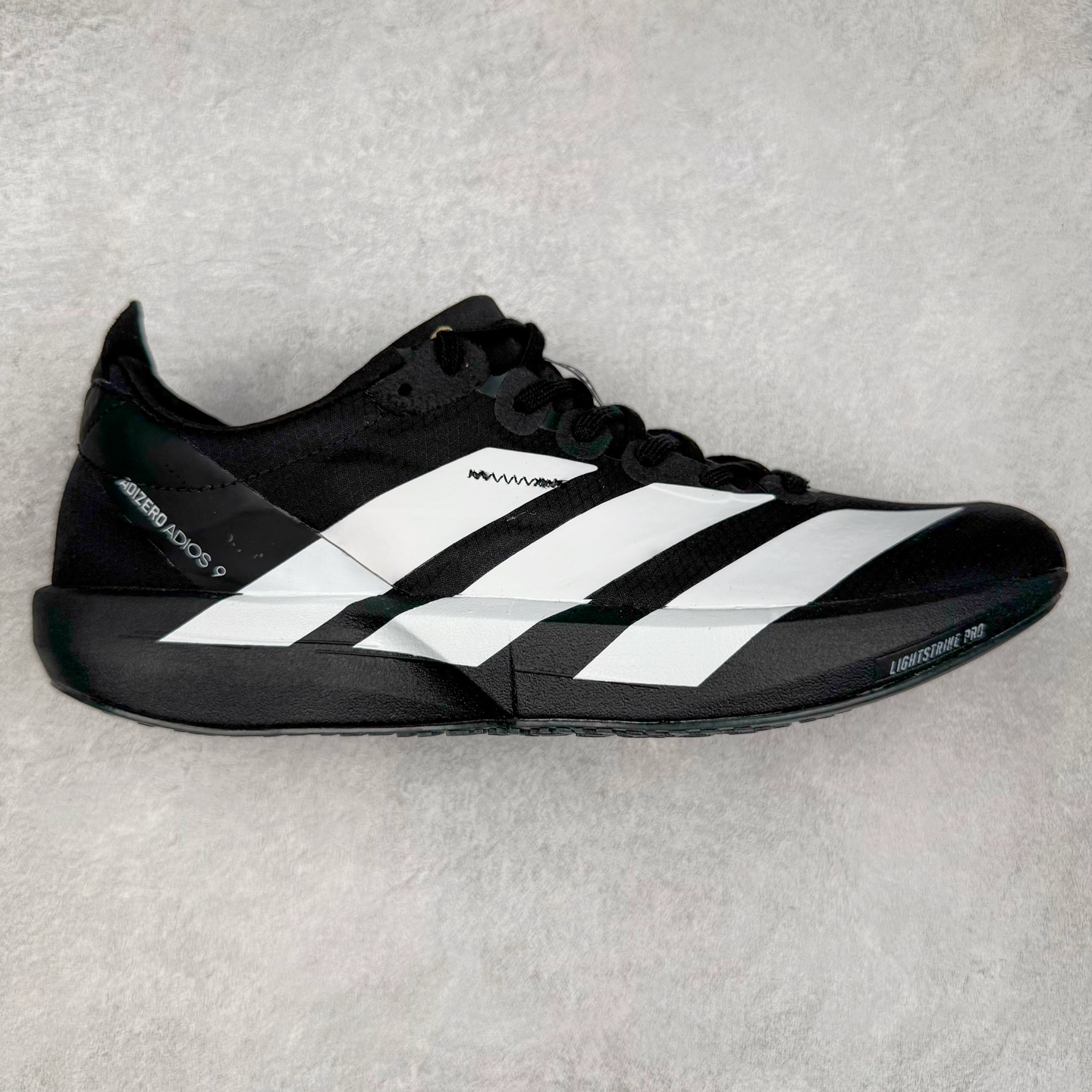 Y-3 Adizero Adios 9 时尚简约舒适潮流 织物耐磨低帮跑步鞋 Y-3，这个由世界顶级设计师山本耀司（YohjiYamamoto）担任创意总监与adidas合作的全新品牌正式于2006春夏进入中国。品牌的Y代表YohjiYamamoto，而3则代表adidas三条线的logo。创意总监山本耀司将其个人品牌的简洁、极具设计感的风格融入Y-3，完美地给我们展现一个高档时尚的运动品牌形象。朴实与冷静是Y-3的基本形象概念。Y-3的时尚本质是运动的，被誉为“黑色魔法师\\\”的山本耀司使传统运动品牌adidas赫然跃上了Fashion的版面，运动装从此也登上大雅之堂。尺码：35.5 36 36.5 37 38 38.5 39 40 40.5 41 42 42.5 43 44 44.5 45-选品中心