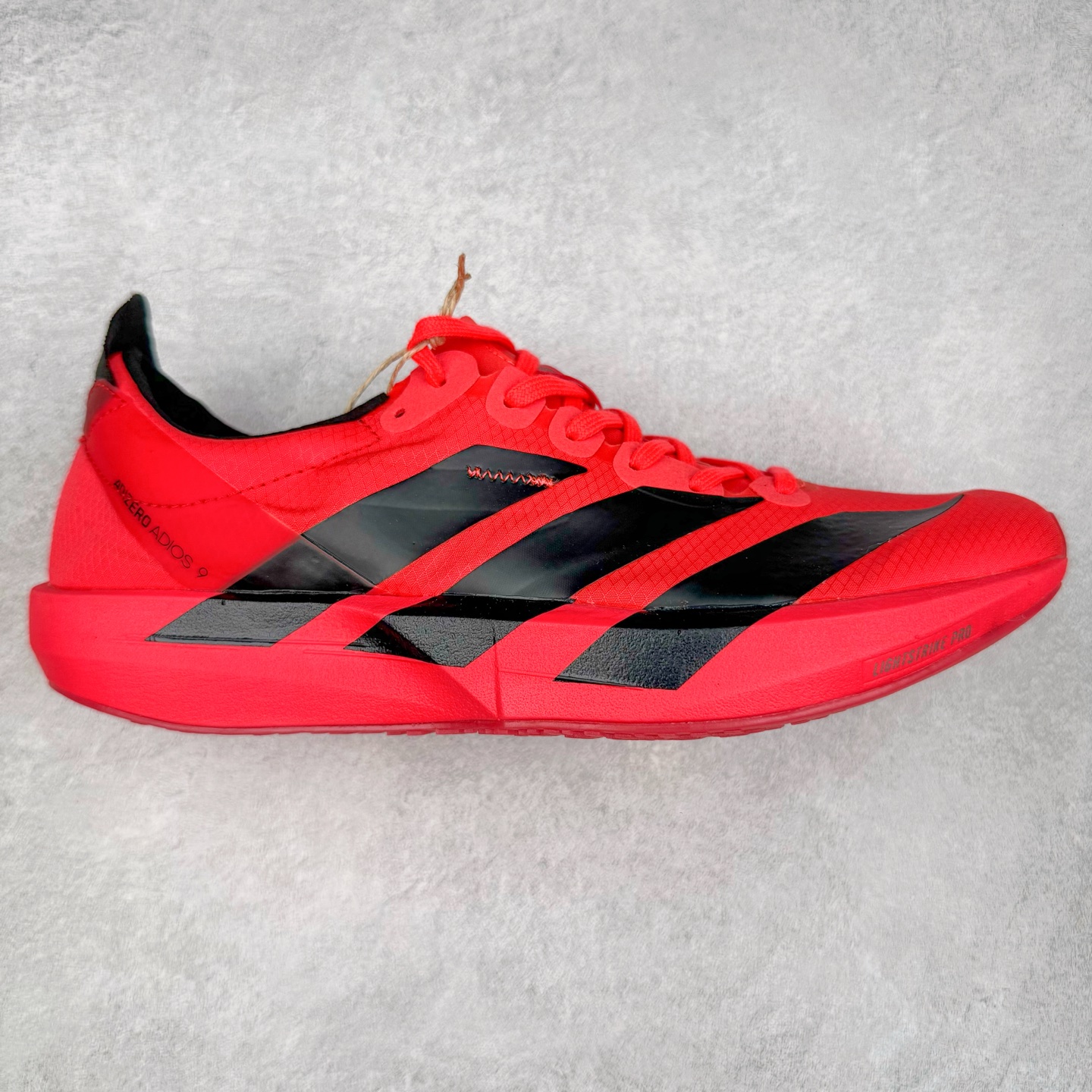 Y-3 Adizero Adios 9 时尚简约舒适潮流 织物耐磨低帮跑步鞋 Y-3，这个由世界顶级设计师山本耀司（YohjiYamamoto）担任创意总监与adidas合作的全新品牌正式于2006春夏进入中国。品牌的Y代表YohjiYamamoto，而3则代表adidas三条线的logo。创意总监山本耀司将其个人品牌的简洁、极具设计感的风格融入Y-3，完美地给我们展现一个高档时尚的运动品牌形象。朴实与冷静是Y-3的基本形象概念。Y-3的时尚本质是运动的，被誉为“黑色魔法师\\\”的山本耀司使传统运动品牌adidas赫然跃上了Fashion的版面，运动装从此也登上大雅之堂。尺码：35.5 36 36.5 37 38 38.5 39 40 40.5 41 42 42.5 43 44 44.5 45-选品中心