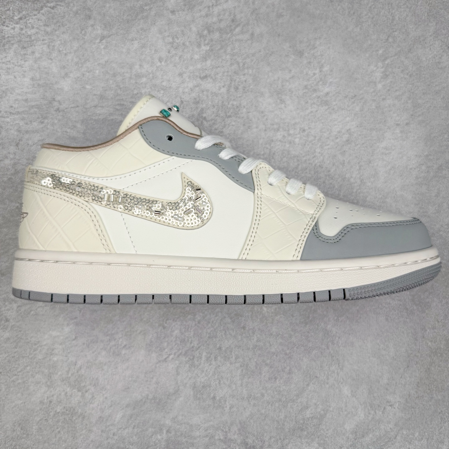 ＃K版 Air Jordan AJ1 Low 低帮 雾霾珍珠米白蓝 IH7323-100 全新流水线出品 DT版本唯一平替选择 市场第二梯队最强版 全部原鞋开发 原楦原纸板开发 全鞋电脑针车 原厂内置全掌气垫 原盒内在原标 唯一Zp原版鞋带绑法 免检产品 全新2022版型 全头层皮料 完美零毛边处理 原厂配置全掌气垫 价格定位良心 几十个配色陆续出货 实拍调校N版已经零色差零失真 百分百还原实物色彩所见即所得 不存在货不对板色差等低级问题 选购参考实物拍摄 不混卖不参货 只用心做好货严格选品 承诺混一赔十 尺码：36 36.5 37.5 38 38.5 39 40 40.5 41 42 42.5 43 44 44.5 45-选品中心