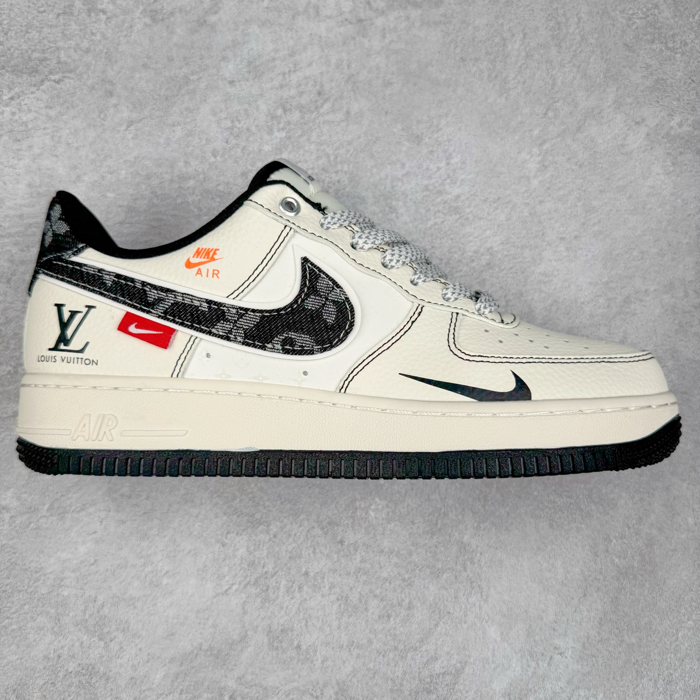 NK Air Force 1´07 Low 空军一号低帮百搭休闲运动板鞋 YX5066-347 柔软、弹性十足的缓震性能和出色的中底设计 横跨复古与现代的外型结合 造就出风靡全球 三十多年的Force 1 直到今天还深受青睐 实拍调校N版已经零色差零失真 百分百还原实物色彩所见即所得 不存在货不对板色差等低级问题 选购参考实物拍摄 不混卖不参货 只用心做好货严格选品 承诺混一赔十 尺码：36 36.5 37.5 38 38.5 39 40 40.5 41 42 42.5 43 44 44.5 45-选品中心