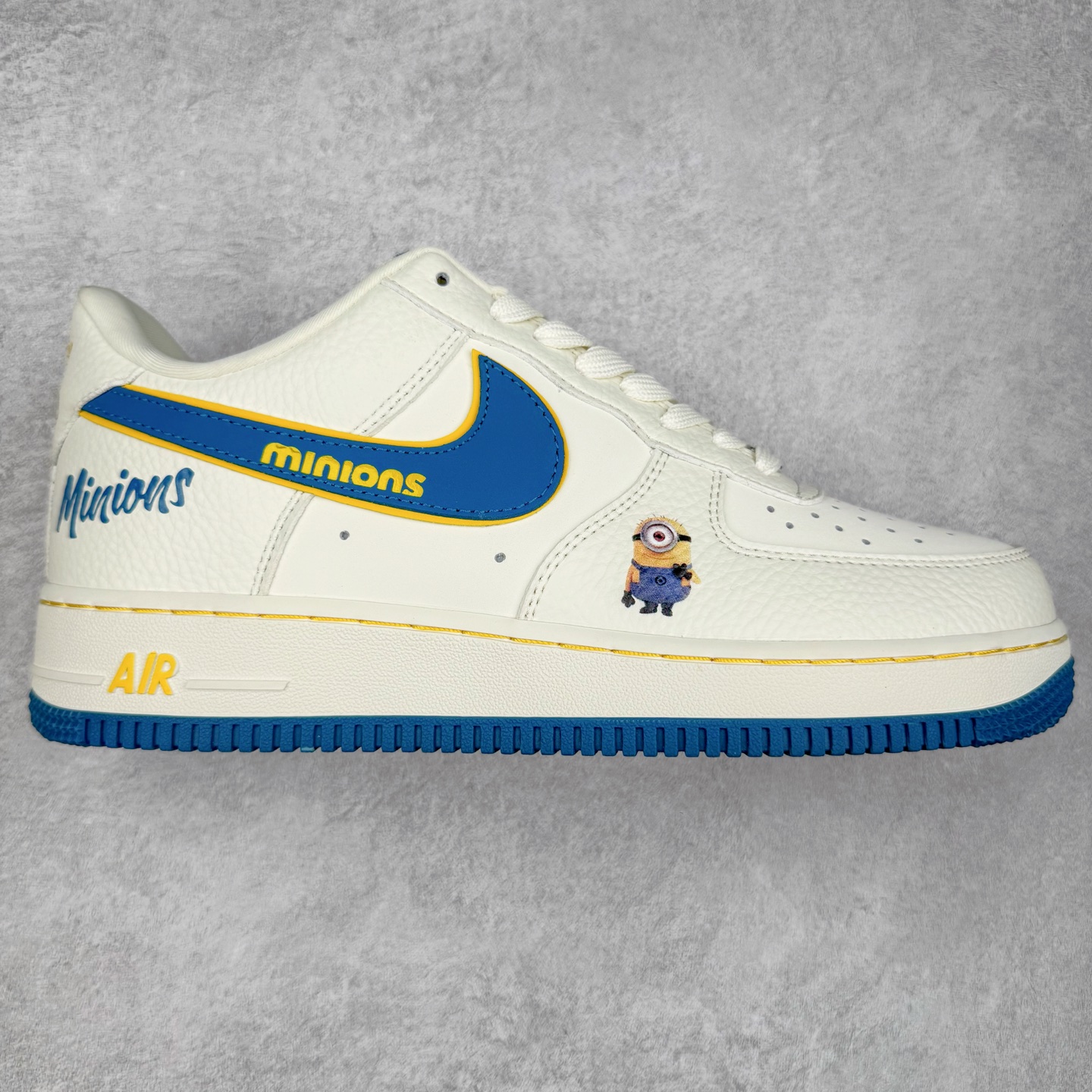 NK Air Force 1´07 Low 空军一号低帮百搭休闲运动板鞋 SC0601-566 柔软、弹性十足的缓震性能和出色的中底设计 横跨复古与现代的外型结合 造就出风靡全球 三十多年的Force 1 直到今天还深受青睐 实拍调校N版已经零色差零失真 百分百还原实物色彩所见即所得 不存在货不对板色差等低级问题 选购参考实物拍摄 不混卖不参货 只用心做好货严格选品 承诺混一赔十 尺码：36 36.5 37.5 38 38.5 39 40 40.5 41 42 42.5 43 44 44.5 45-选品中心